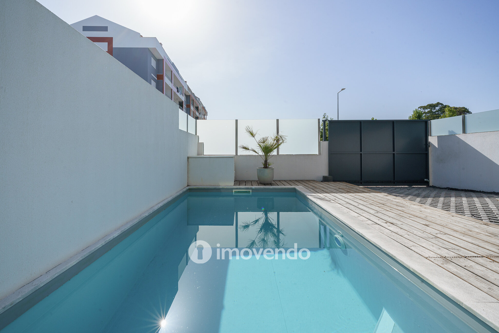 Moradia T3+1 moderna, com piscina e garagem, na Caparica