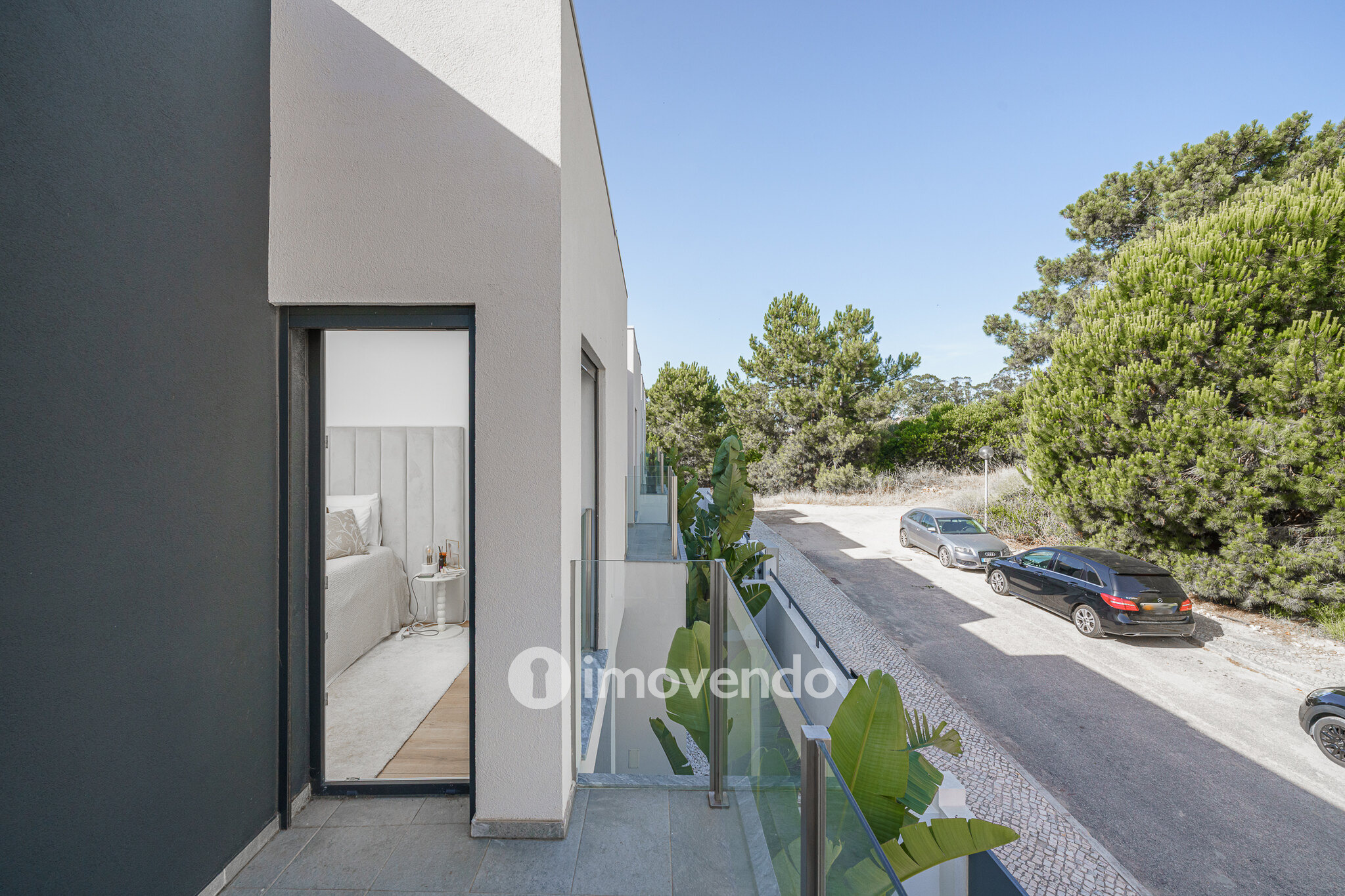 Moradia T3+1 moderna, com piscina e garagem, na Caparica