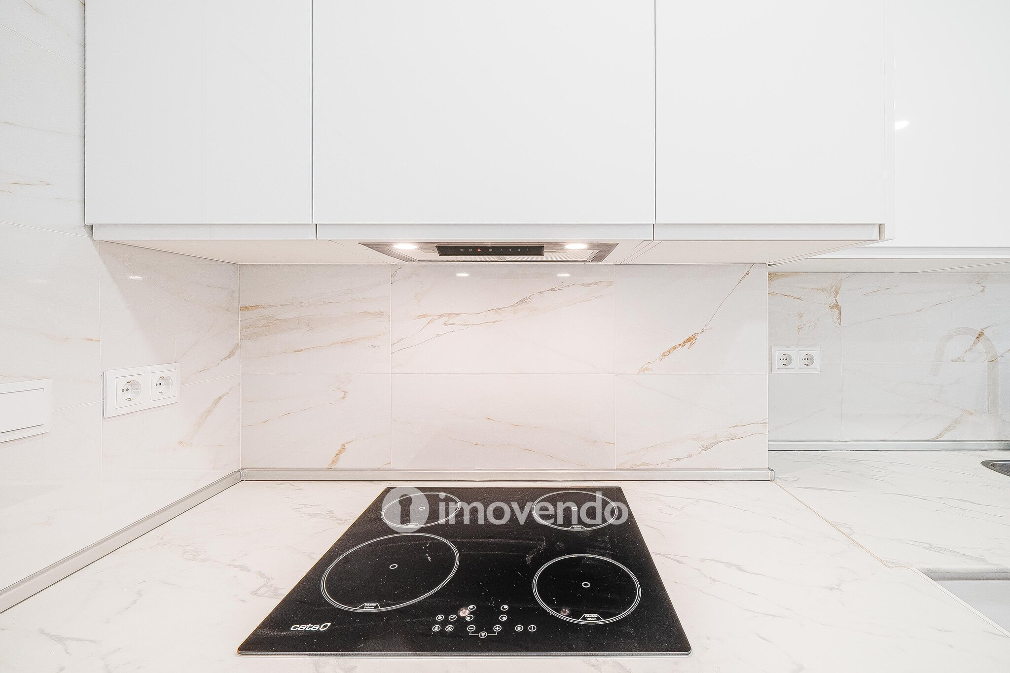 Apartamento T2 totalmente remodelado, com cozinha equipada, em Algés