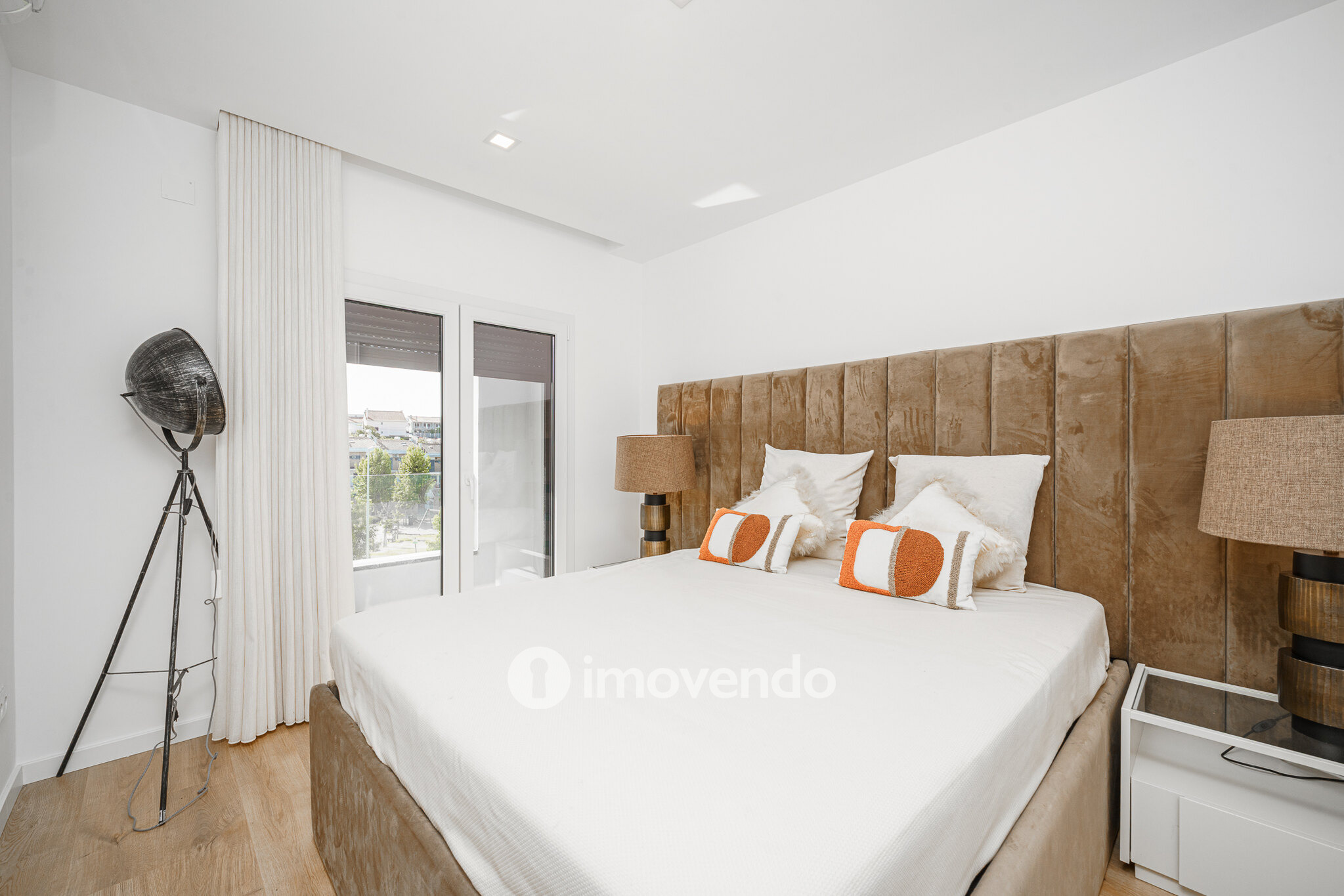 Moradia T3+1 moderna, com piscina e garagem, na Caparica