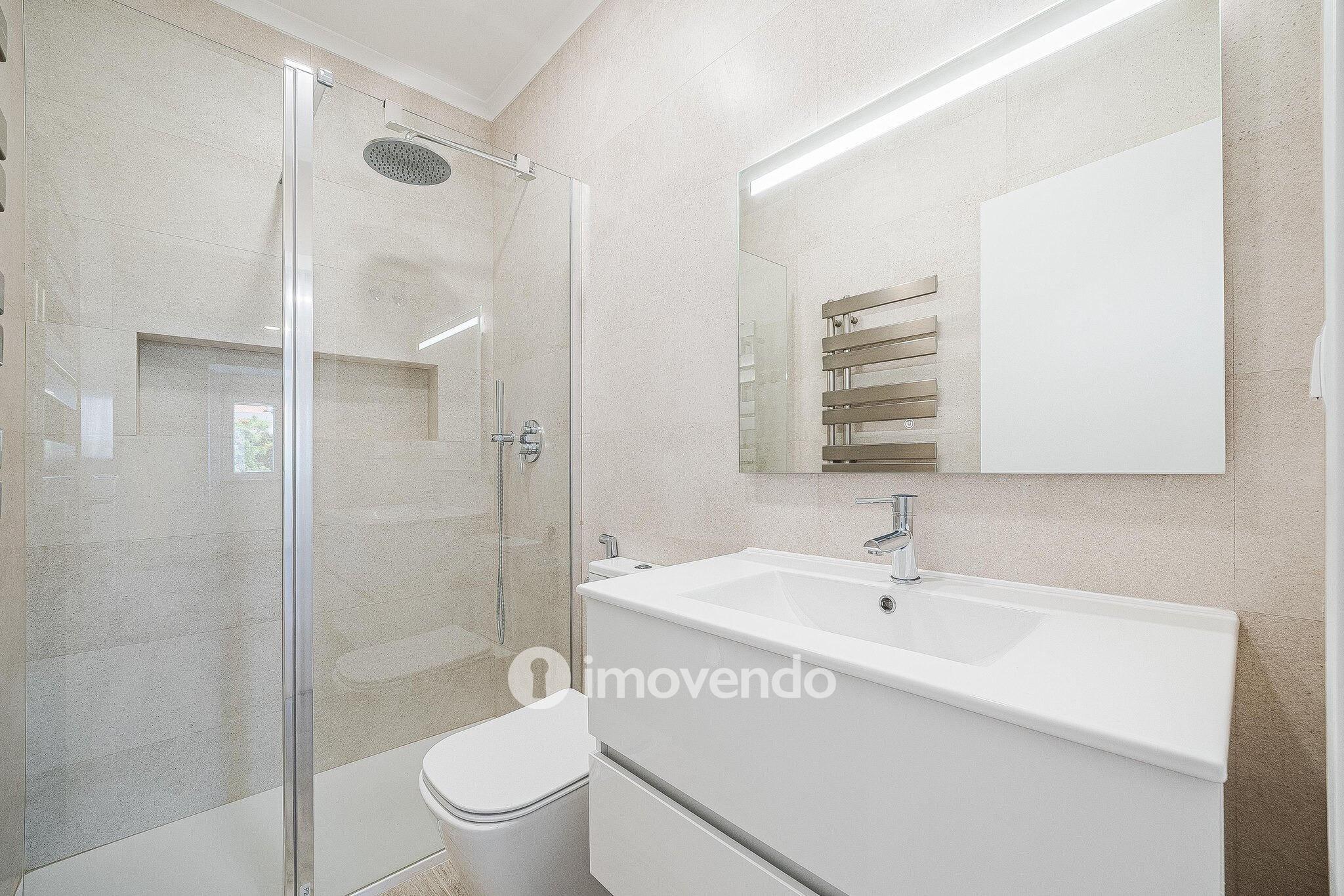 Apartamento T2 totalmente remodelado, com cozinha equipada, em Algés