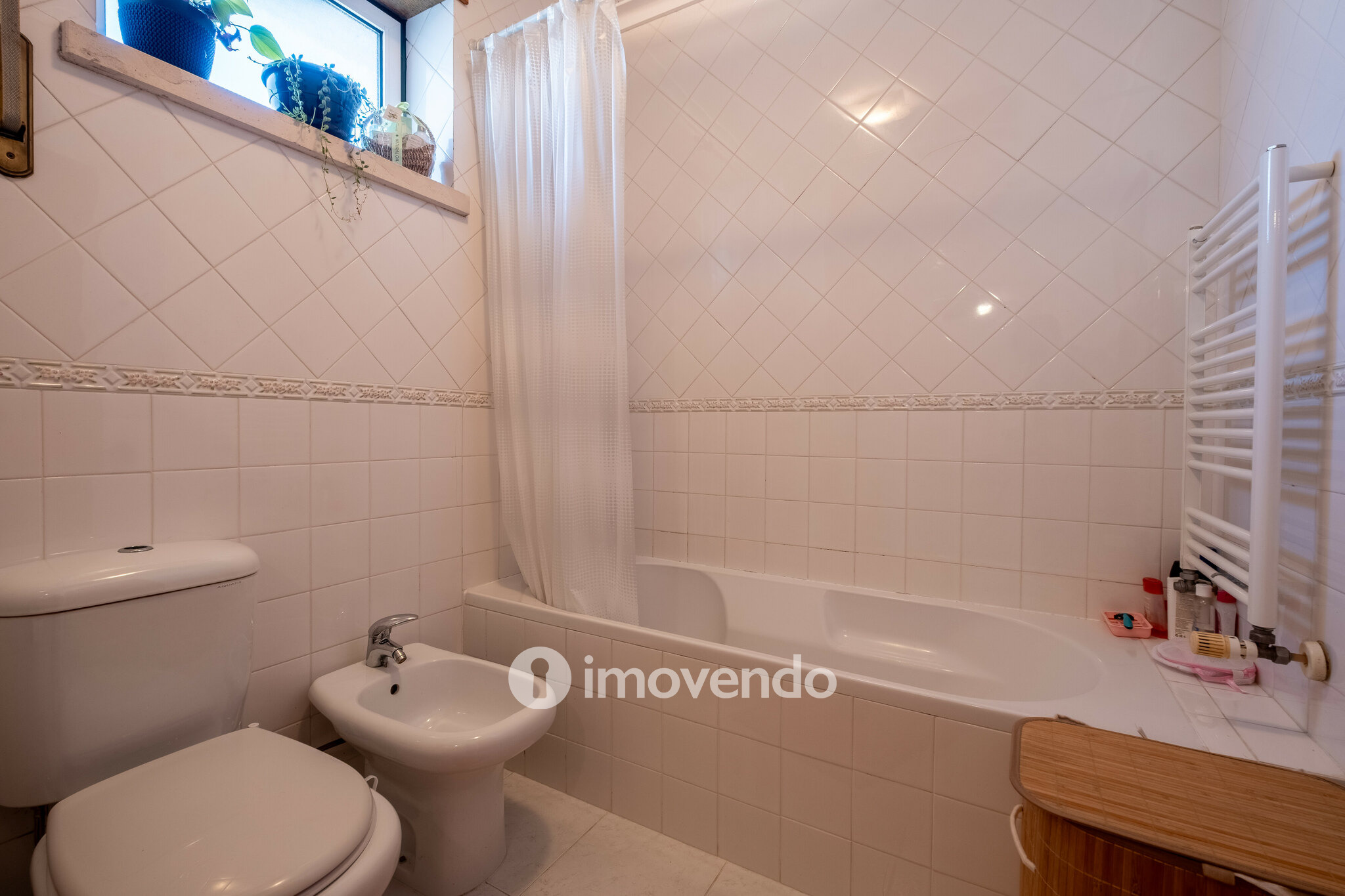 Moradia T3 mobilada e equipada, com garagem e jardim, na Mealhada