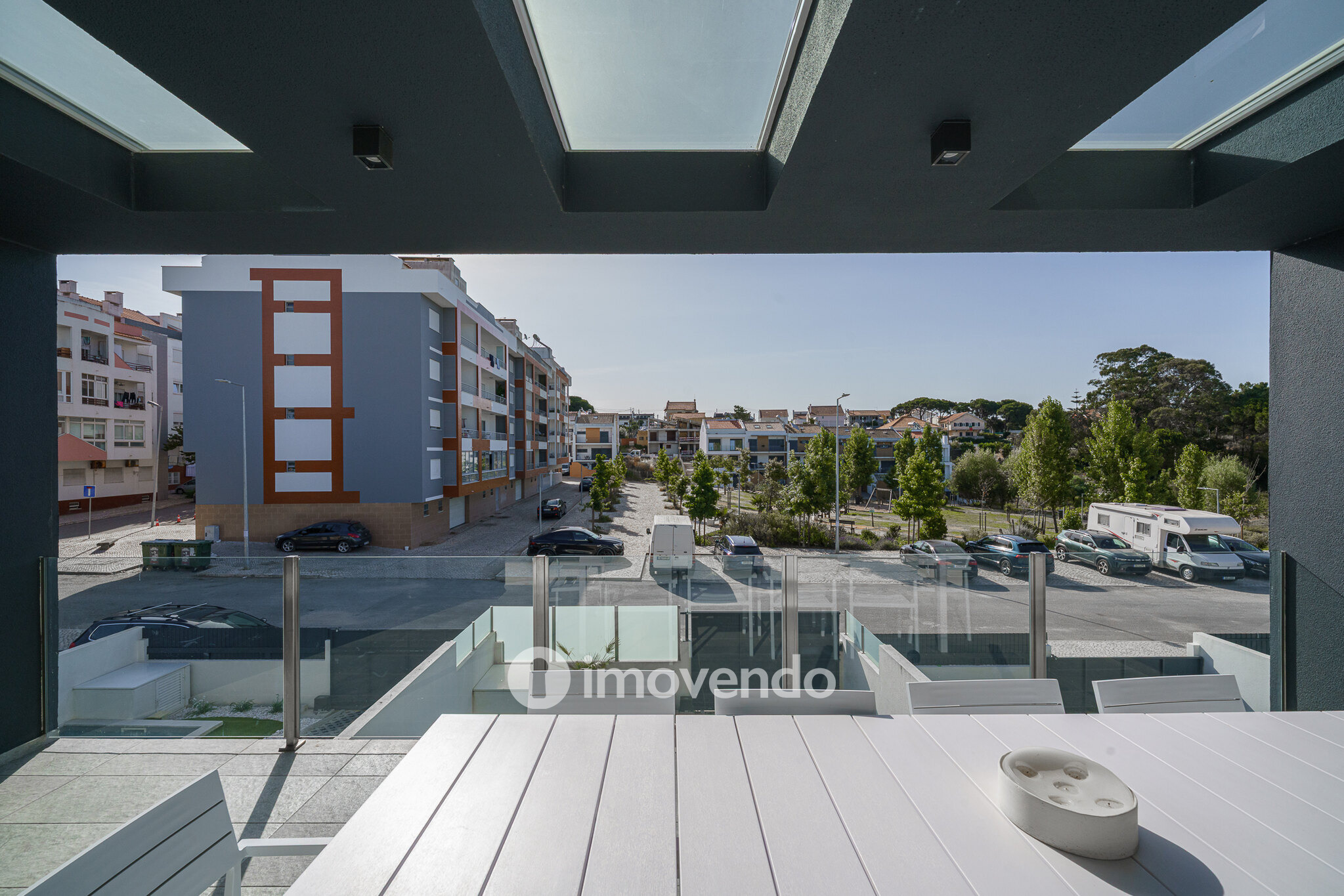 Moradia T3+1 moderna, com piscina e garagem, na Caparica