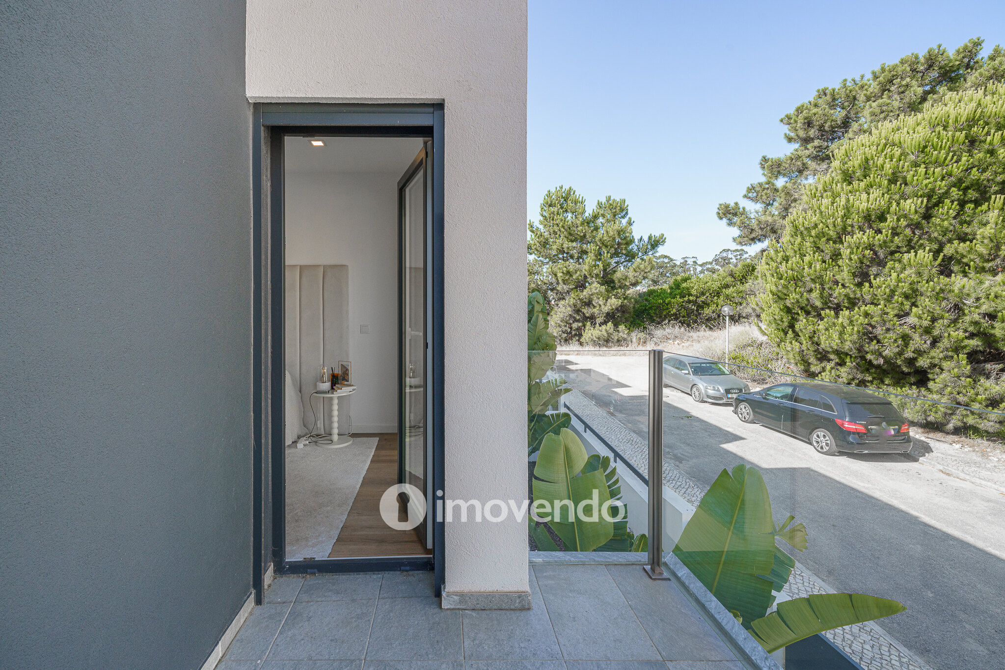 Moradia T3+1 moderna, com piscina e garagem, na Caparica