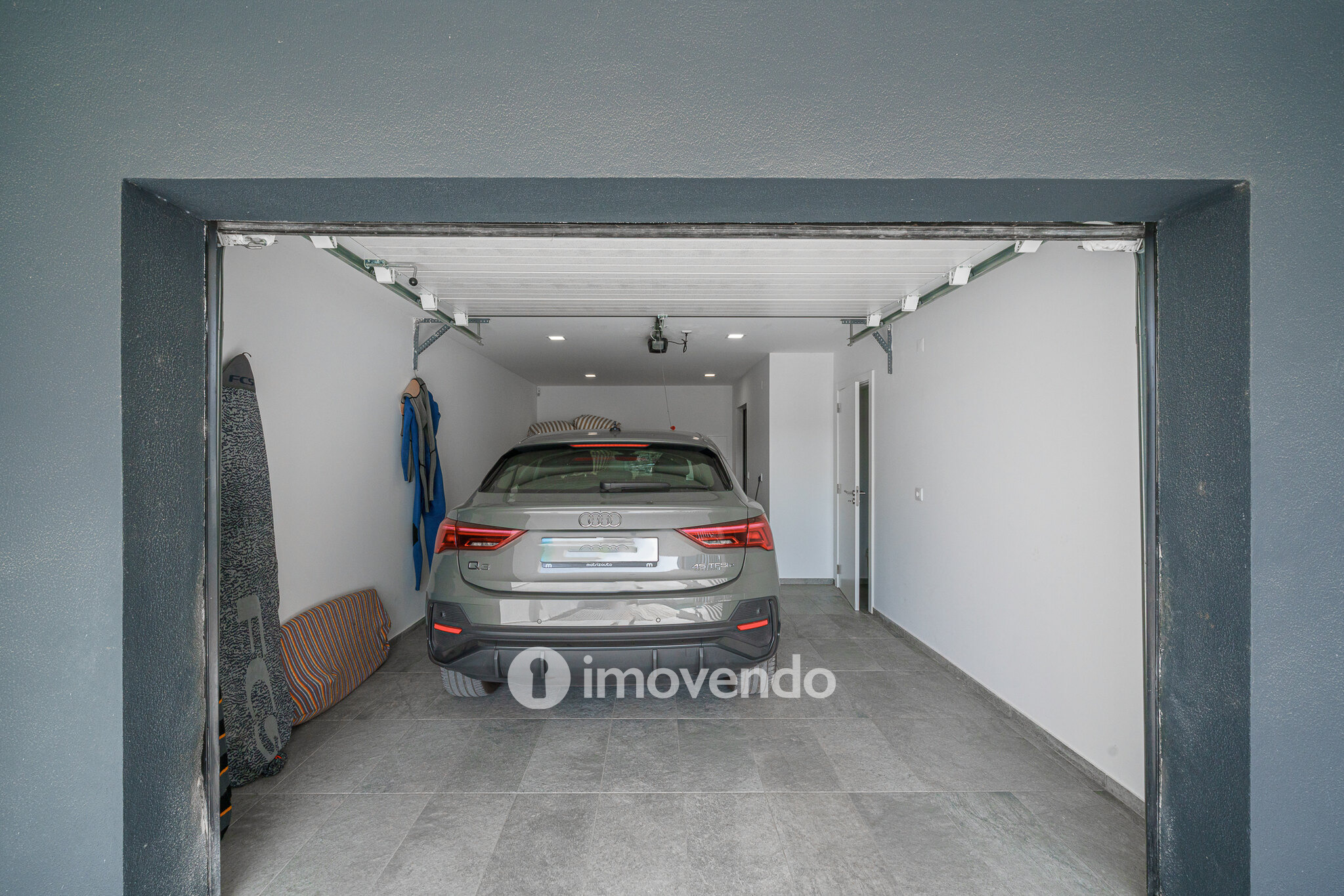 Moradia T3+1 moderna, com piscina e garagem, na Caparica