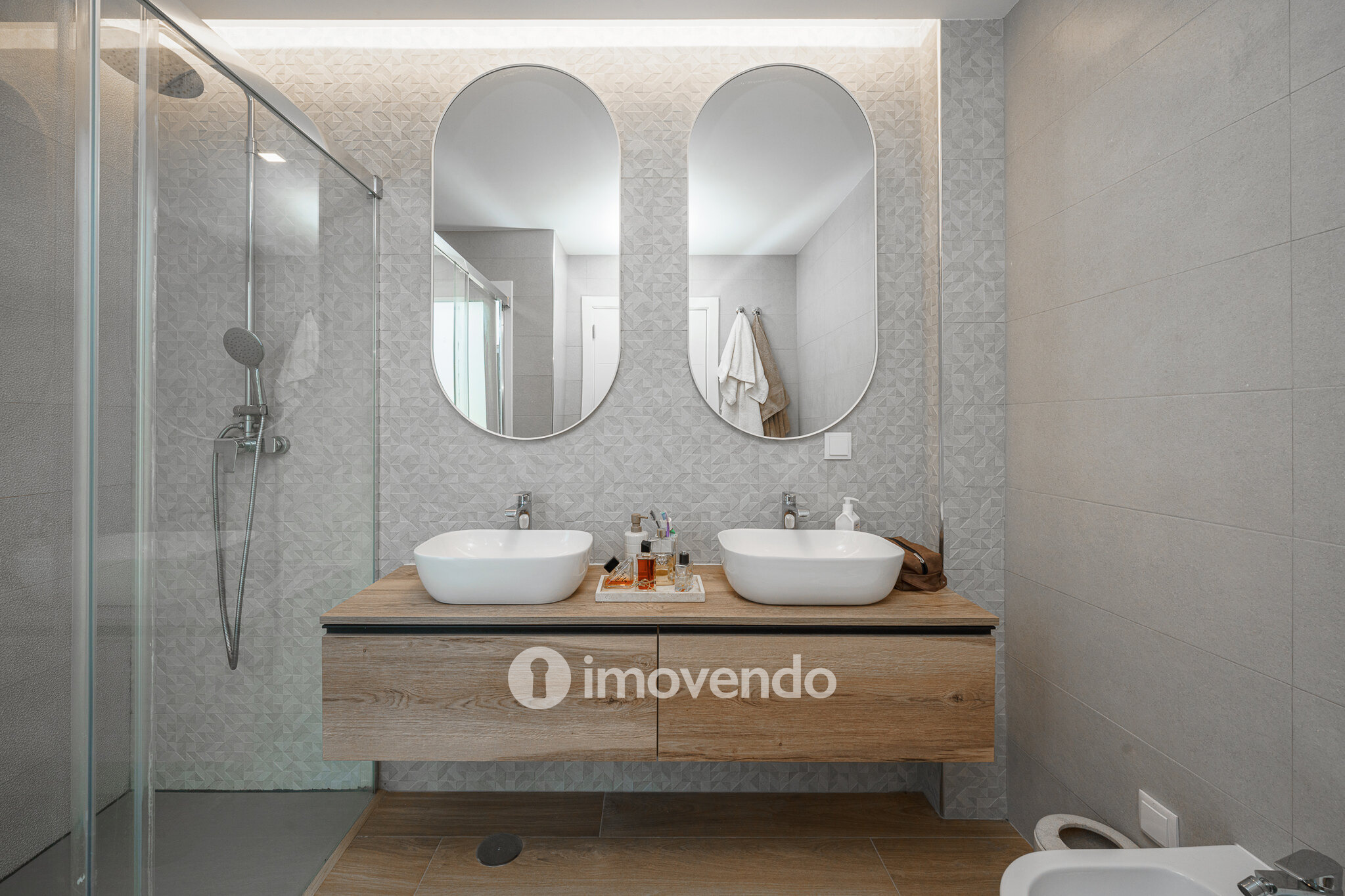 Moradia T3+1 moderna, com piscina e garagem, na Caparica