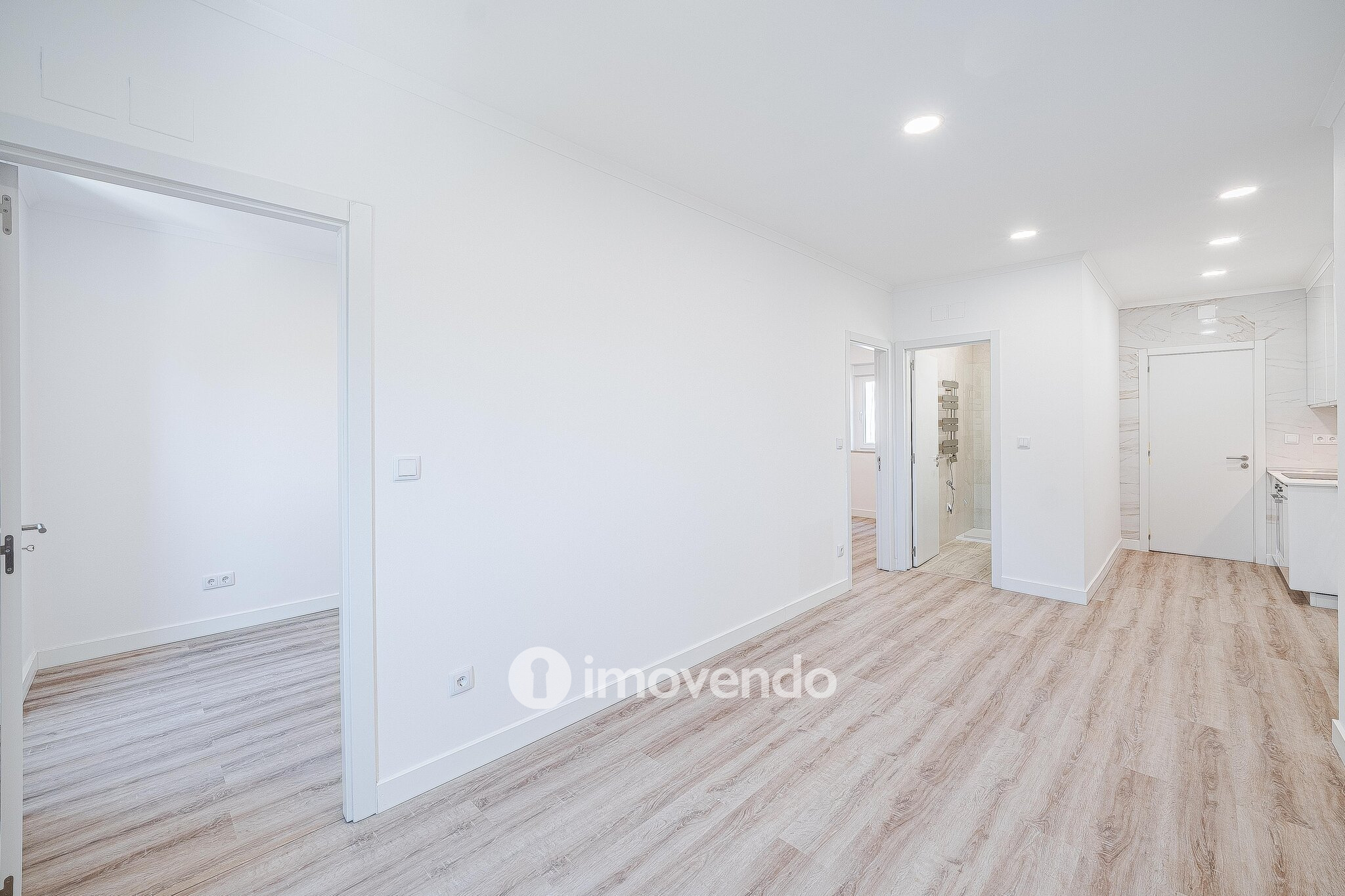 Apartamento T2 totalmente remodelado, com cozinha equipada, em Algés