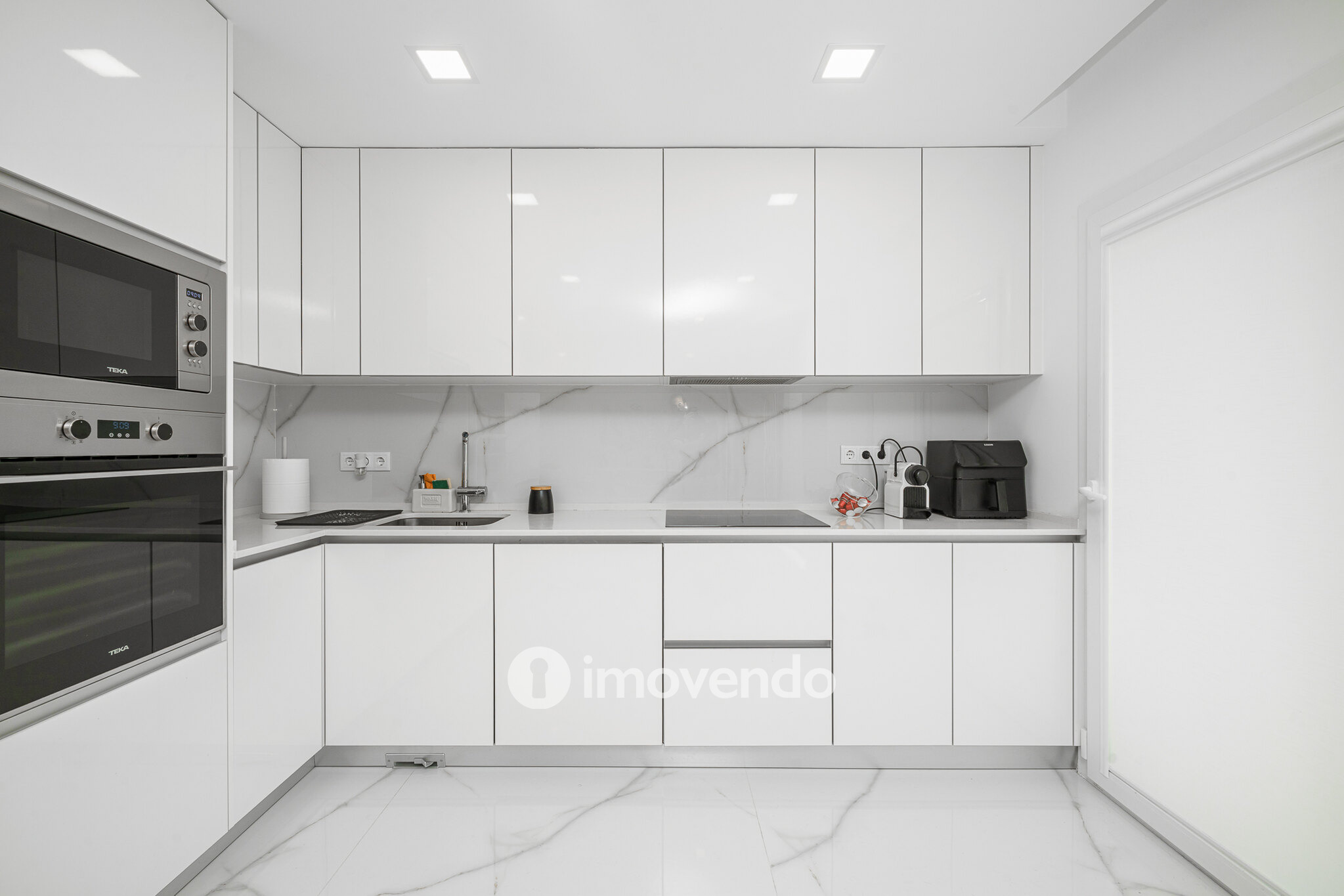 Moradia T3+1 moderna, com piscina e garagem, na Caparica