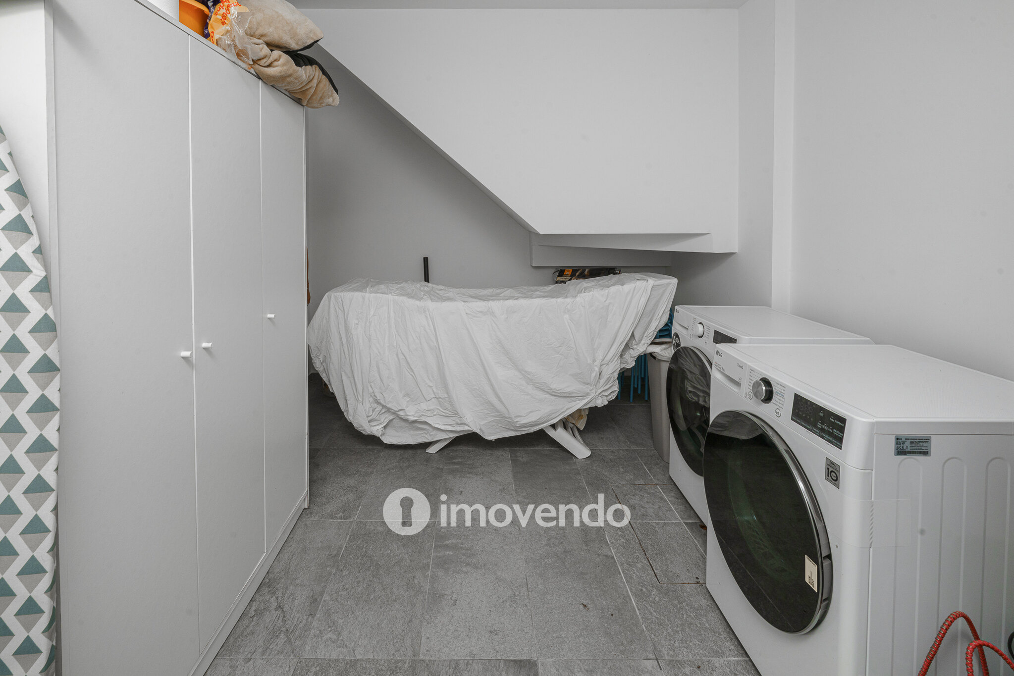 Moradia T3+1 moderna, com piscina e garagem, na Caparica