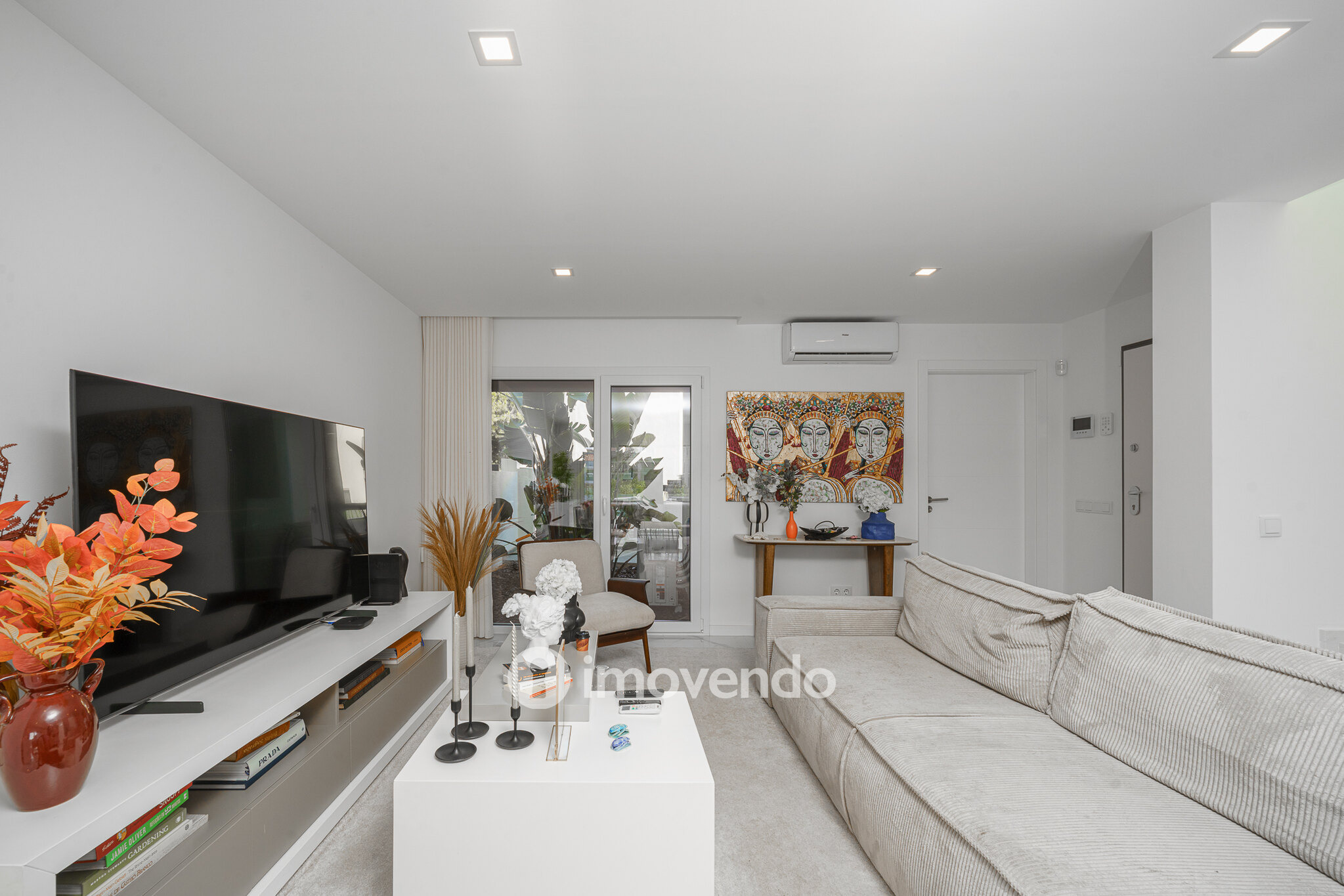 Moradia T3+1 moderna, com piscina e garagem, na Caparica