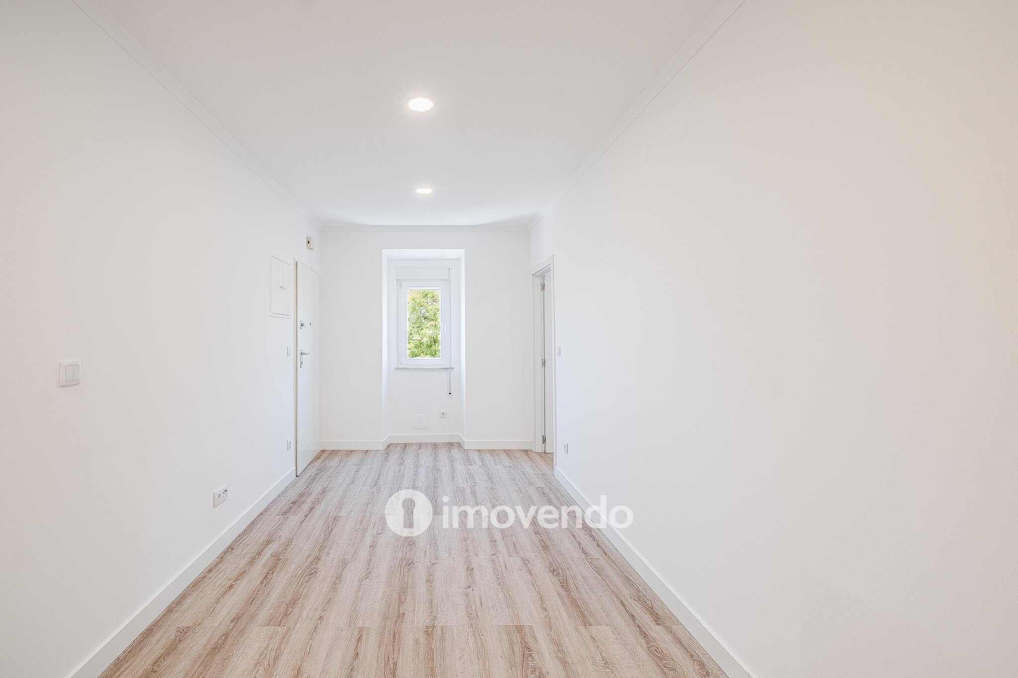 Apartamento T2 totalmente remodelado, com cozinha equipada, em Algés