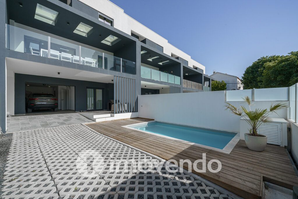 Moradia T3 em Almada, Vila Nova da Caparica com 161 m<sup>2</sup> por 620.000