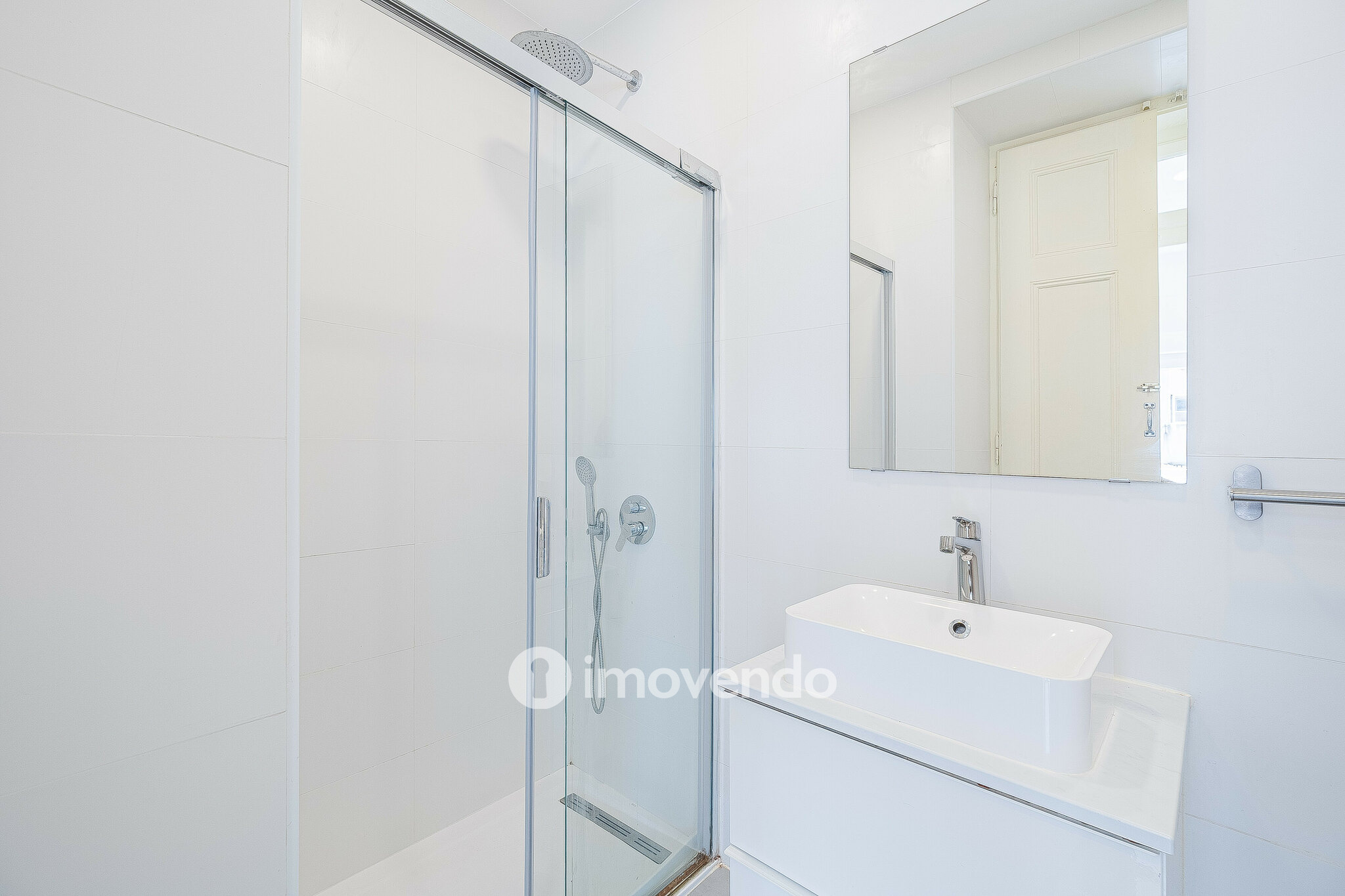 Apartamento T3 remodelado, mobilado e com cozinha equipada, Lisboa