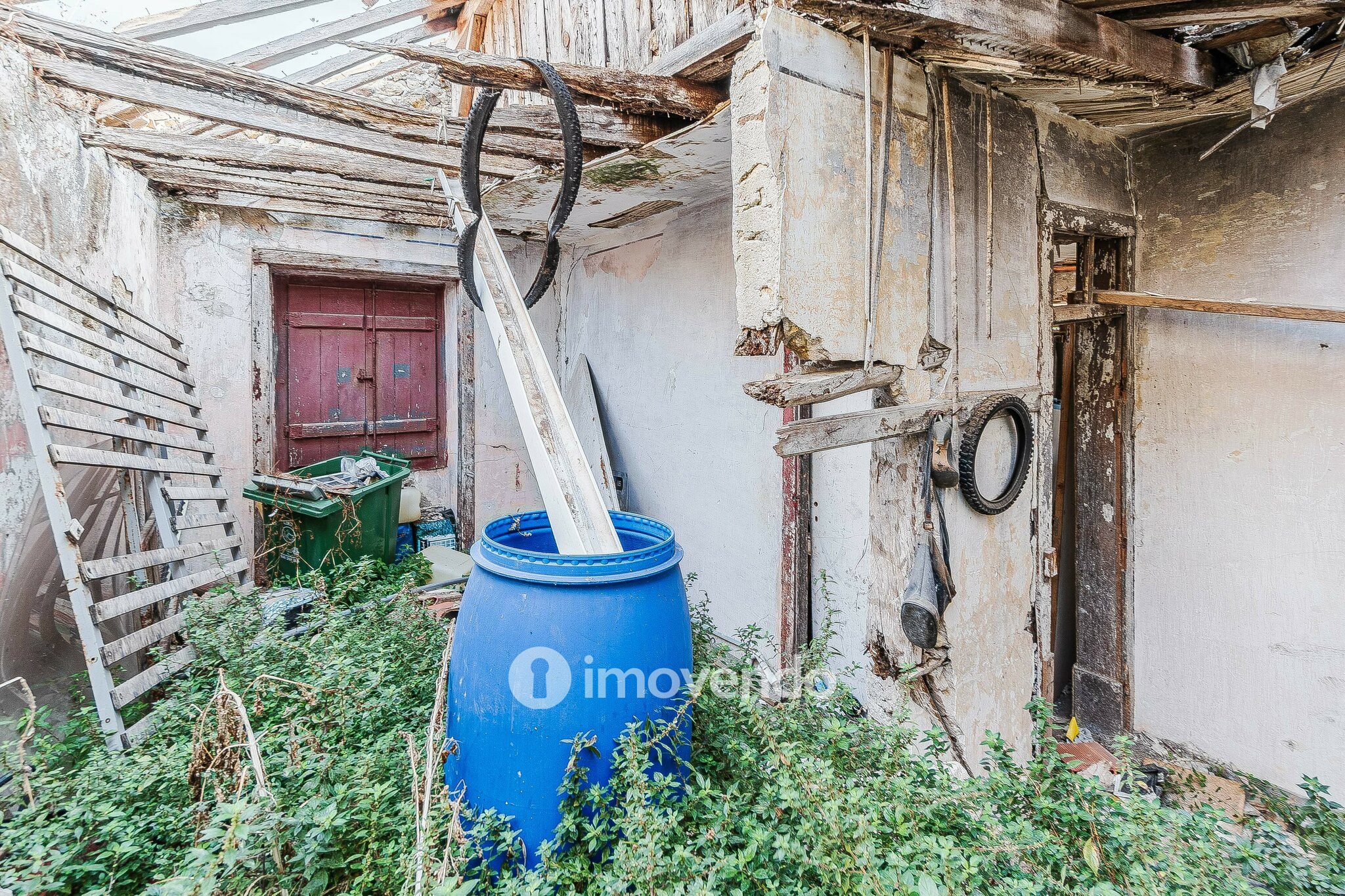 Moradia T1 em ruína, numa localização privilegiada, em Algés