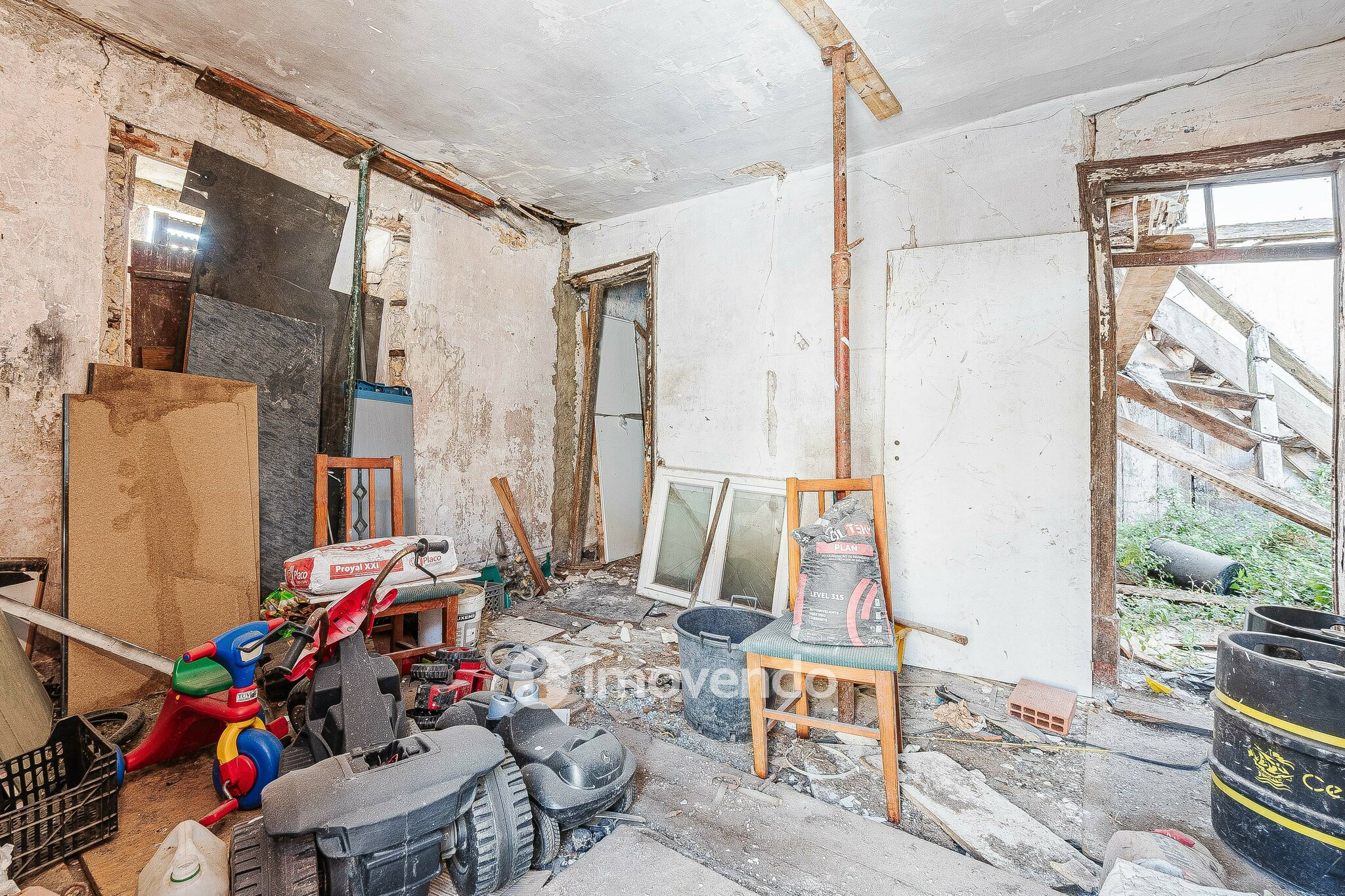 Moradia T1 em ruína, numa localização privilegiada, em Algés