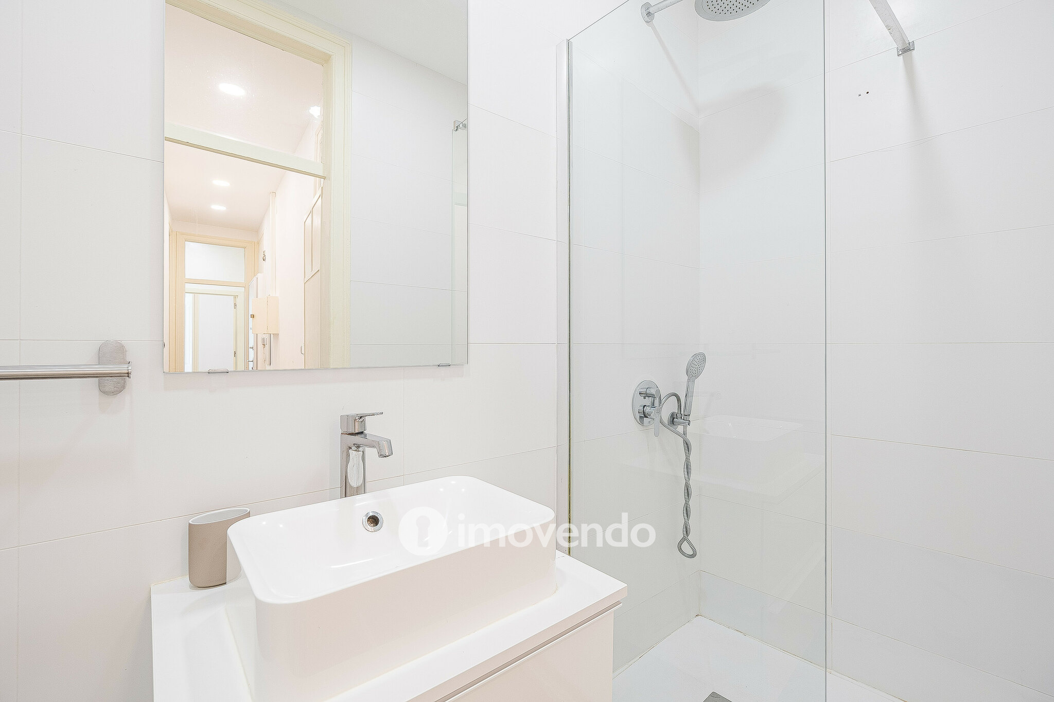 Apartamento T3 remodelado, mobilado e com cozinha equipada, Lisboa