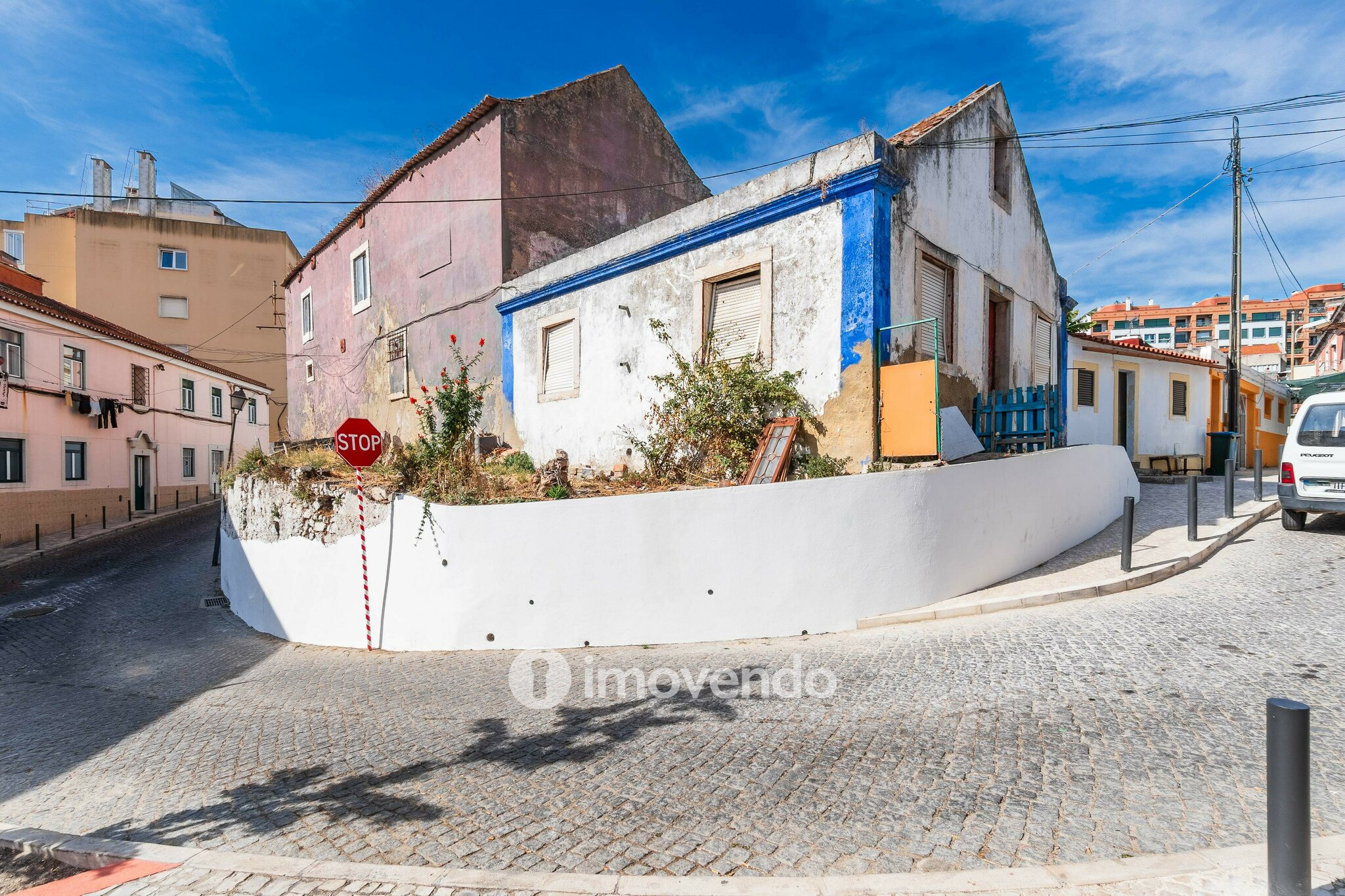 Moradia T1 em ruína, numa localização privilegiada, em Algés