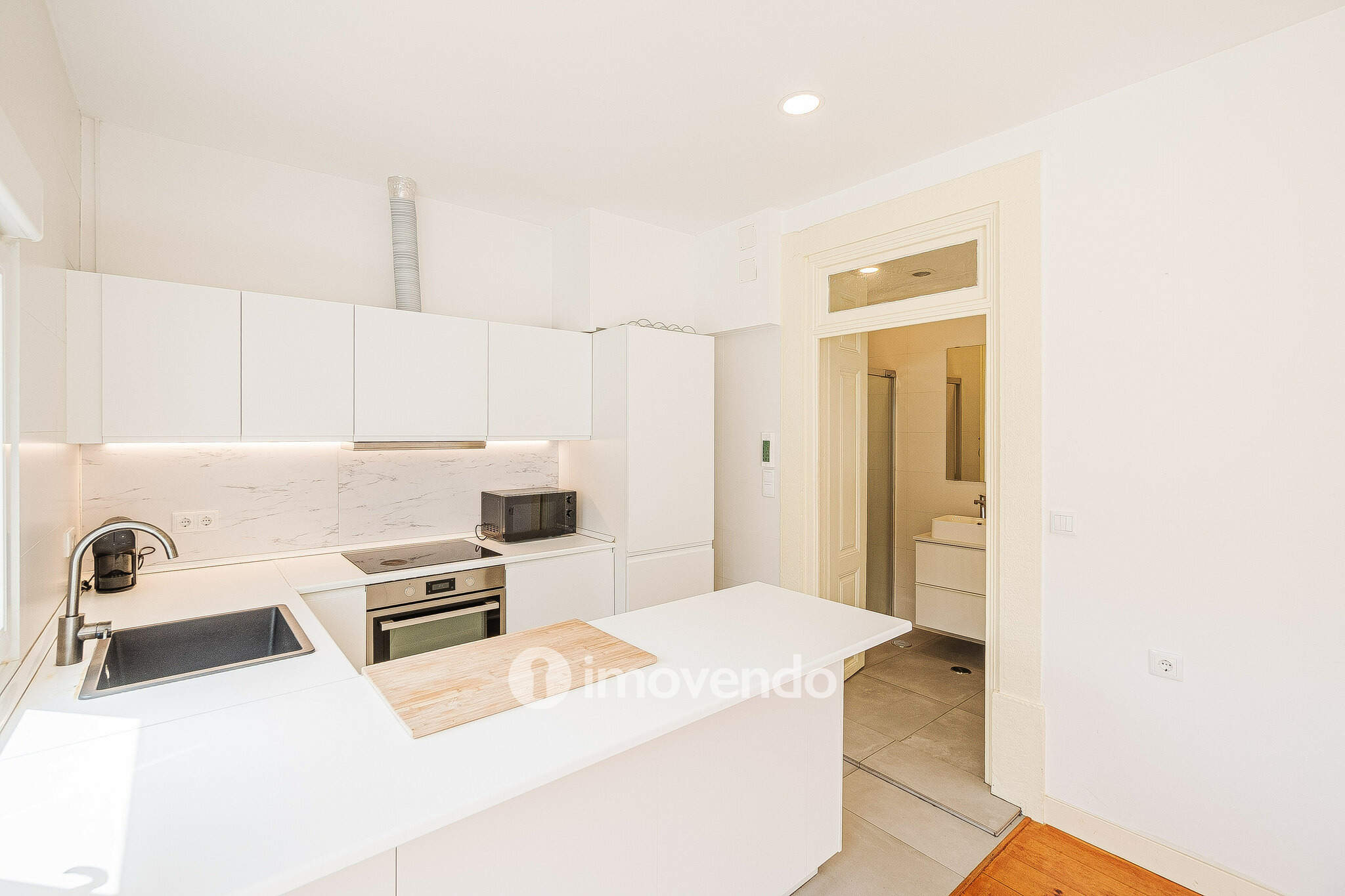 Apartamento T3 remodelado, mobilado e com cozinha equipada, Lisboa