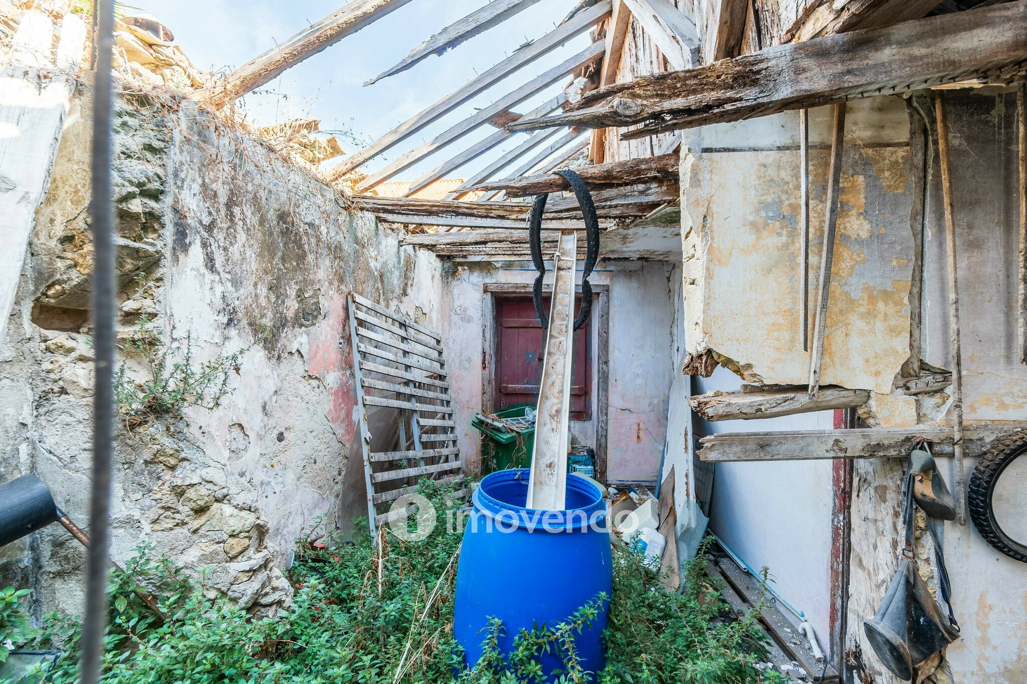 Moradia T1 em ruína, numa localização privilegiada, em Algés