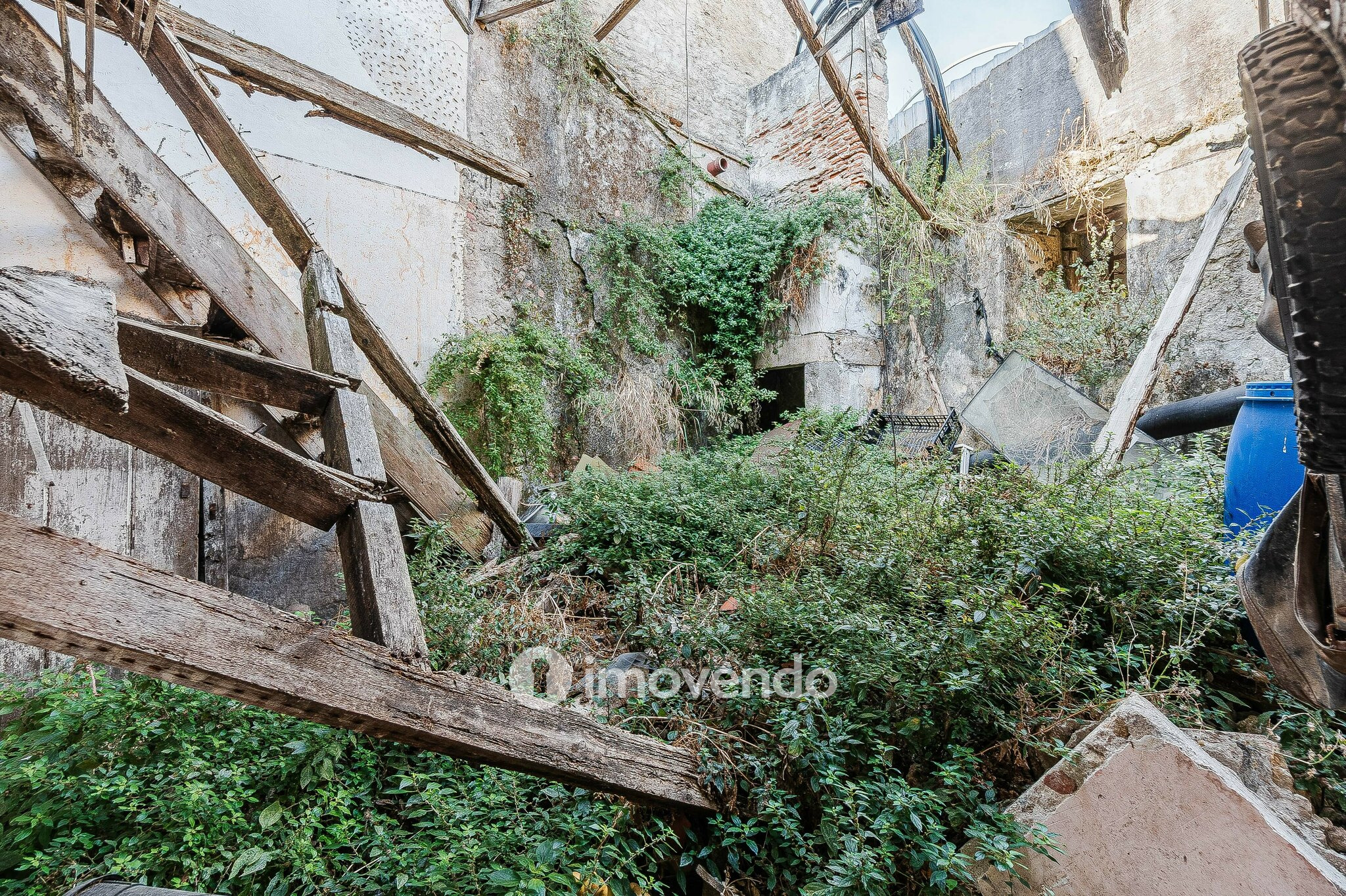 Moradia T1 em ruína, numa localização privilegiada, em Algés