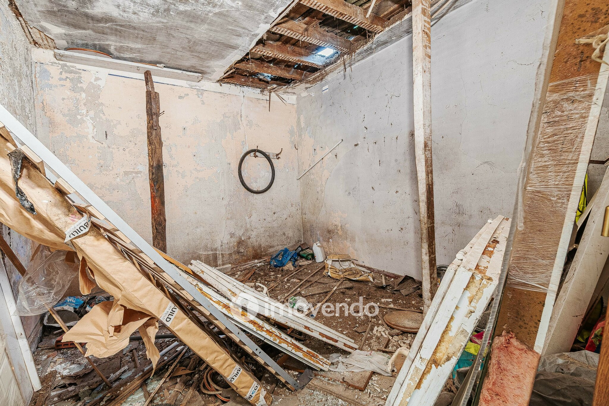 Moradia T1 em ruína, numa localização privilegiada, em Algés