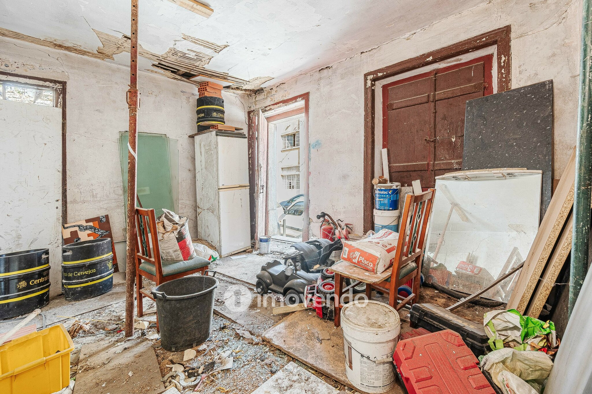 Moradia T1 em ruína, numa localização privilegiada, em Algés