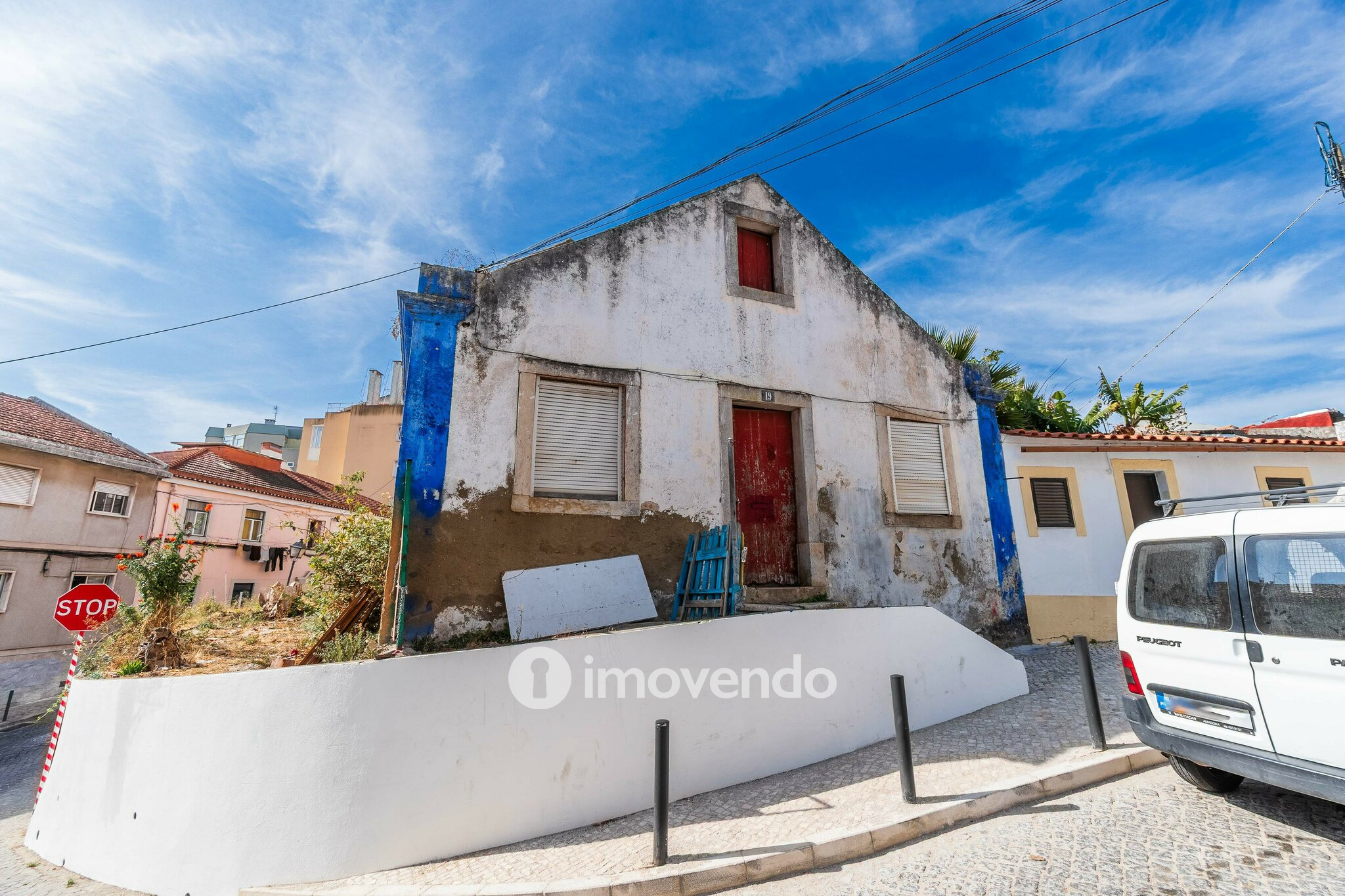 Moradia T1 em ruína, numa localização privilegiada, em Algés