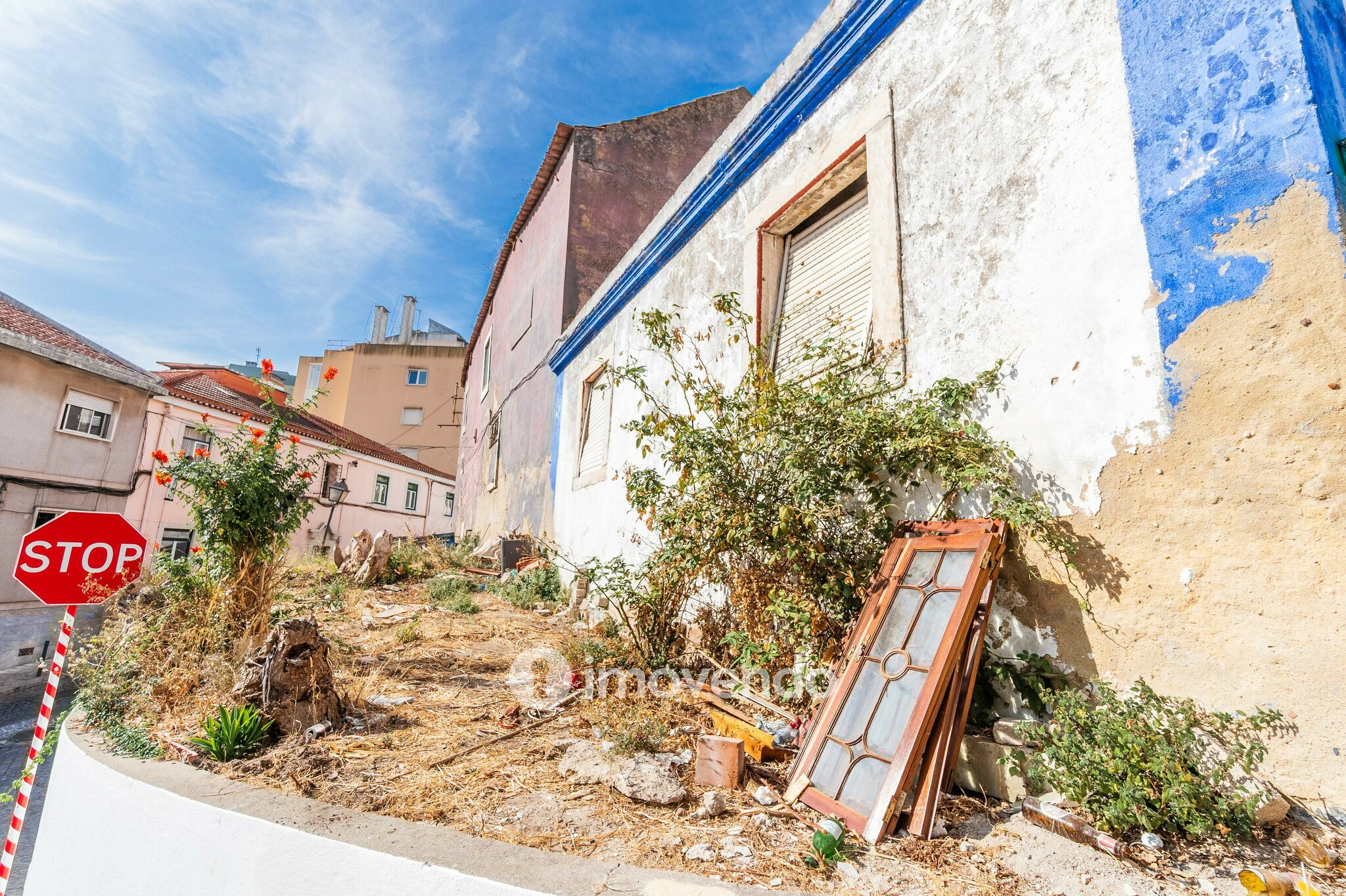 Moradia T1 em ruína, numa localização privilegiada, em Algés