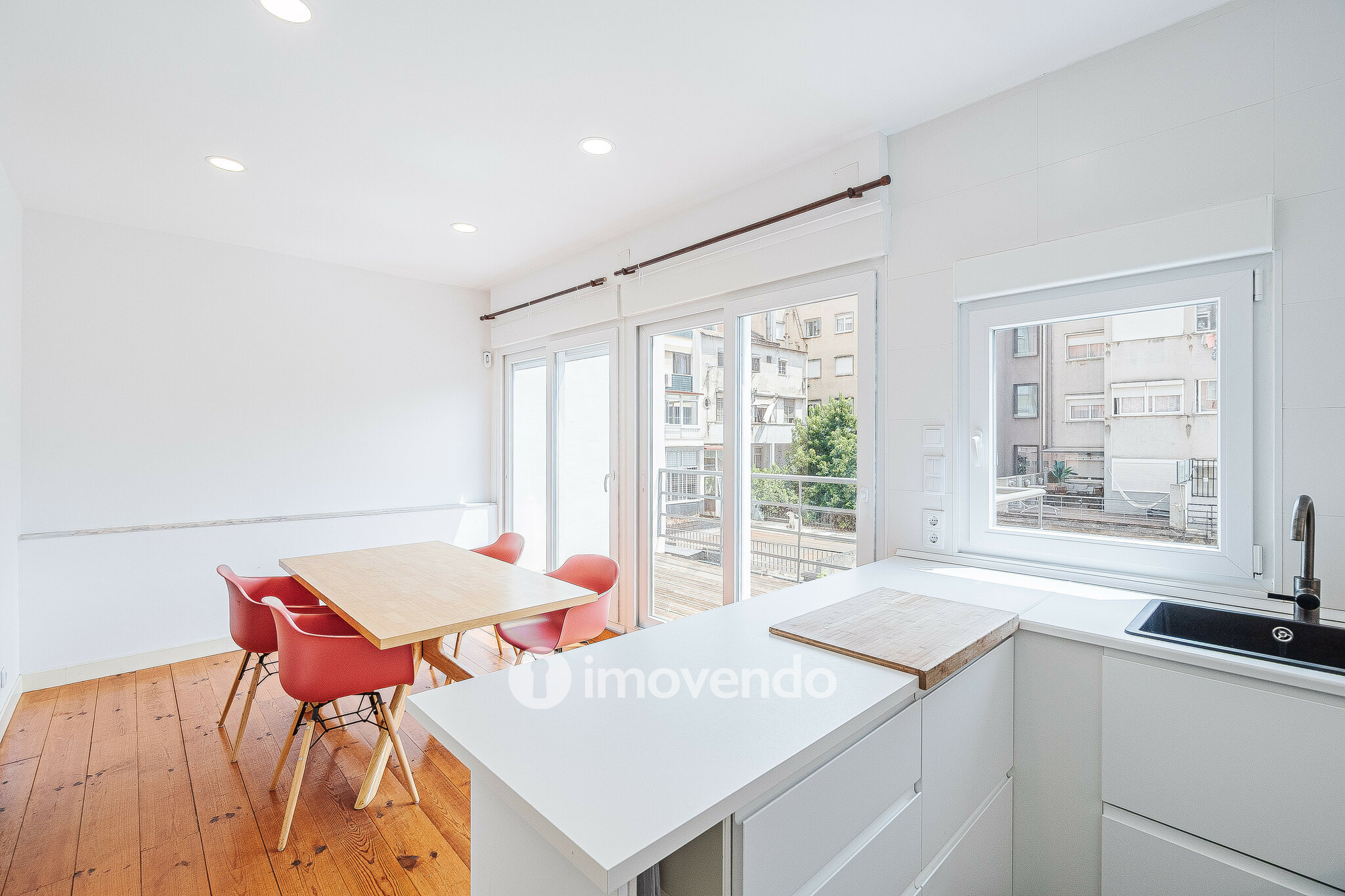 Apartamento T3 remodelado, mobilado e com cozinha equipada, Lisboa