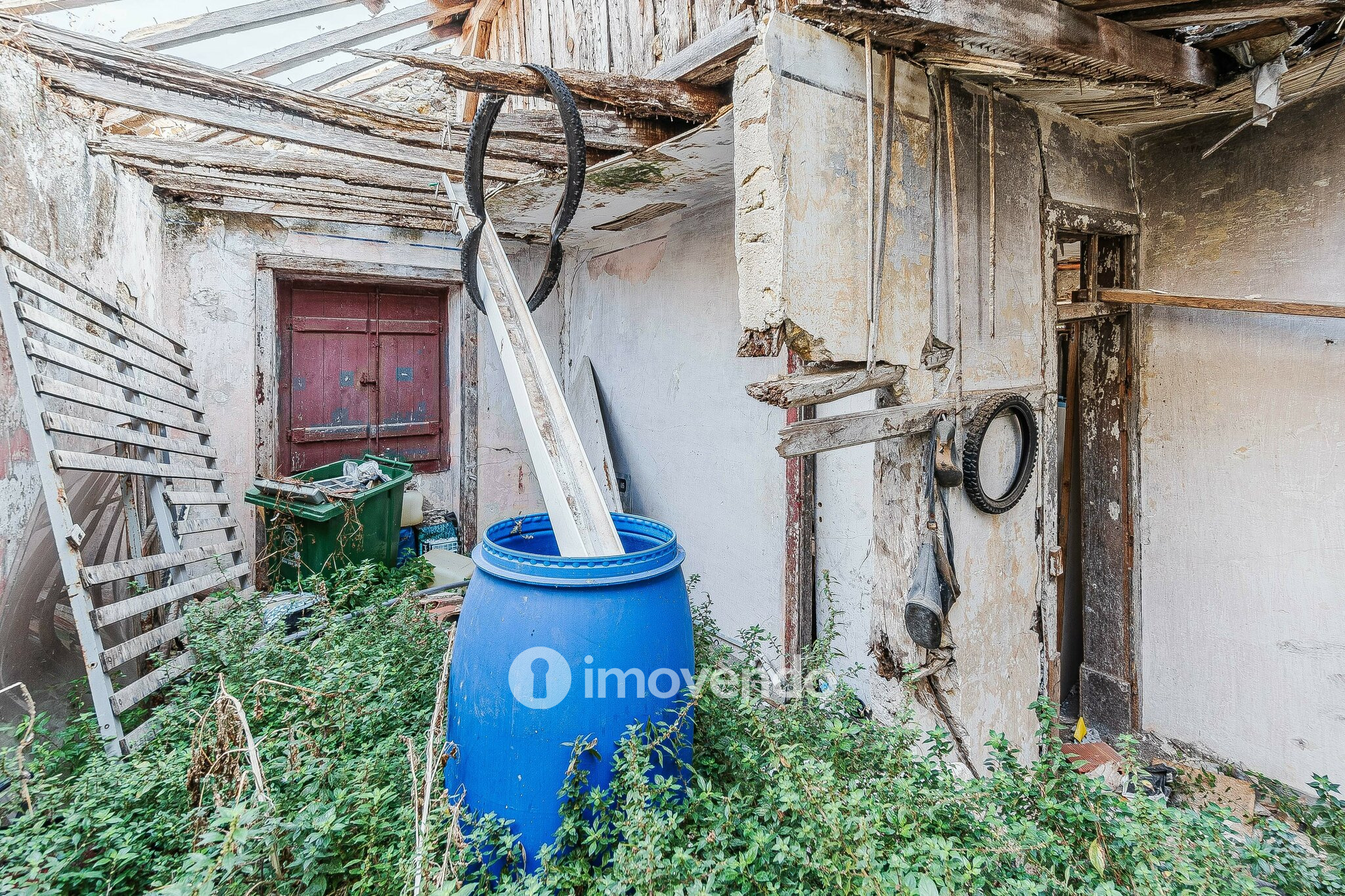 Moradia T1 em ruína, numa localização privilegiada, em Algés