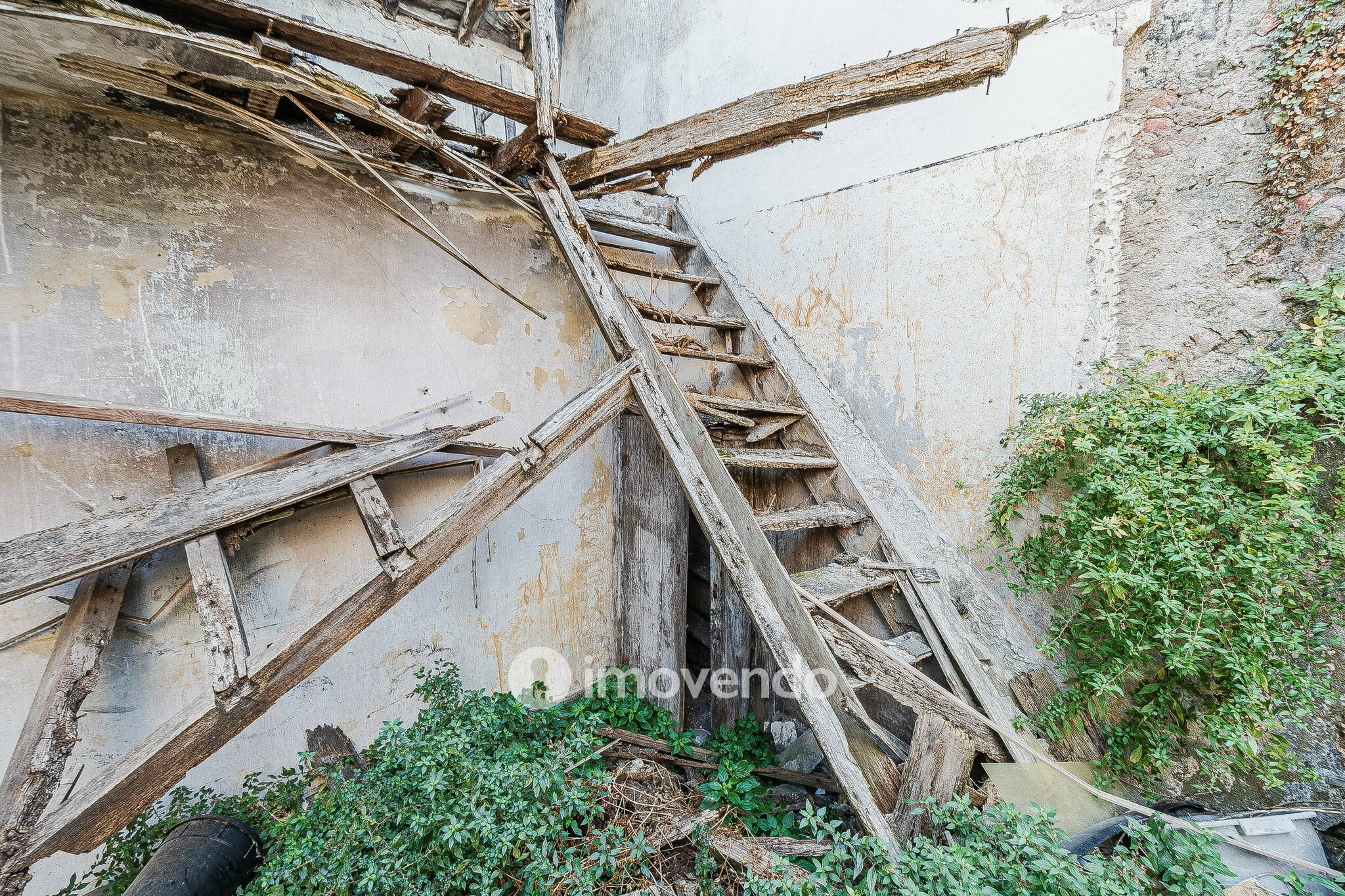 Moradia T1 em ruína, numa localização privilegiada, em Algés