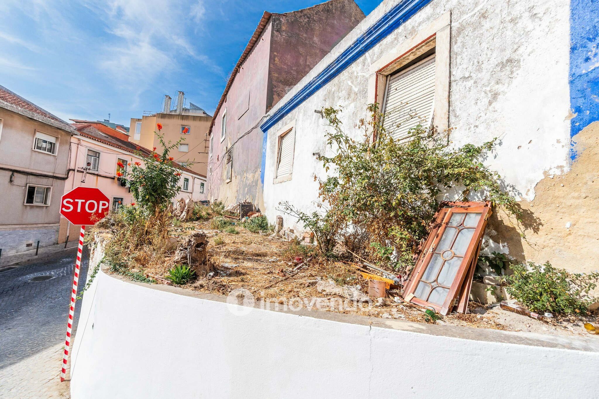 Moradia T1 em ruína, numa localização privilegiada, em Algés