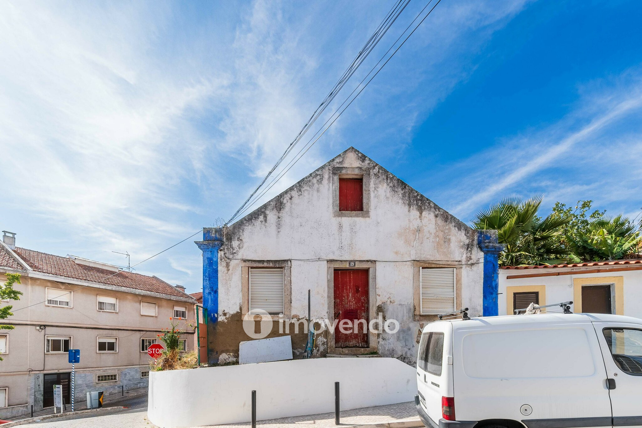 Moradia T1 em ruína, numa localização privilegiada, em Algés