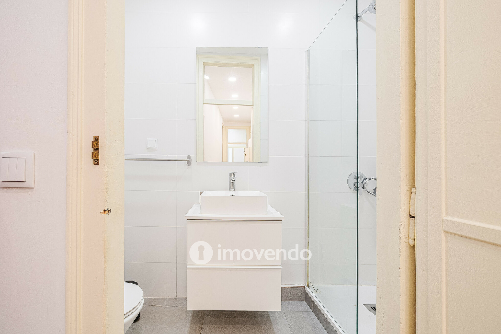 Apartamento T3 remodelado, mobilado e com cozinha equipada, Lisboa