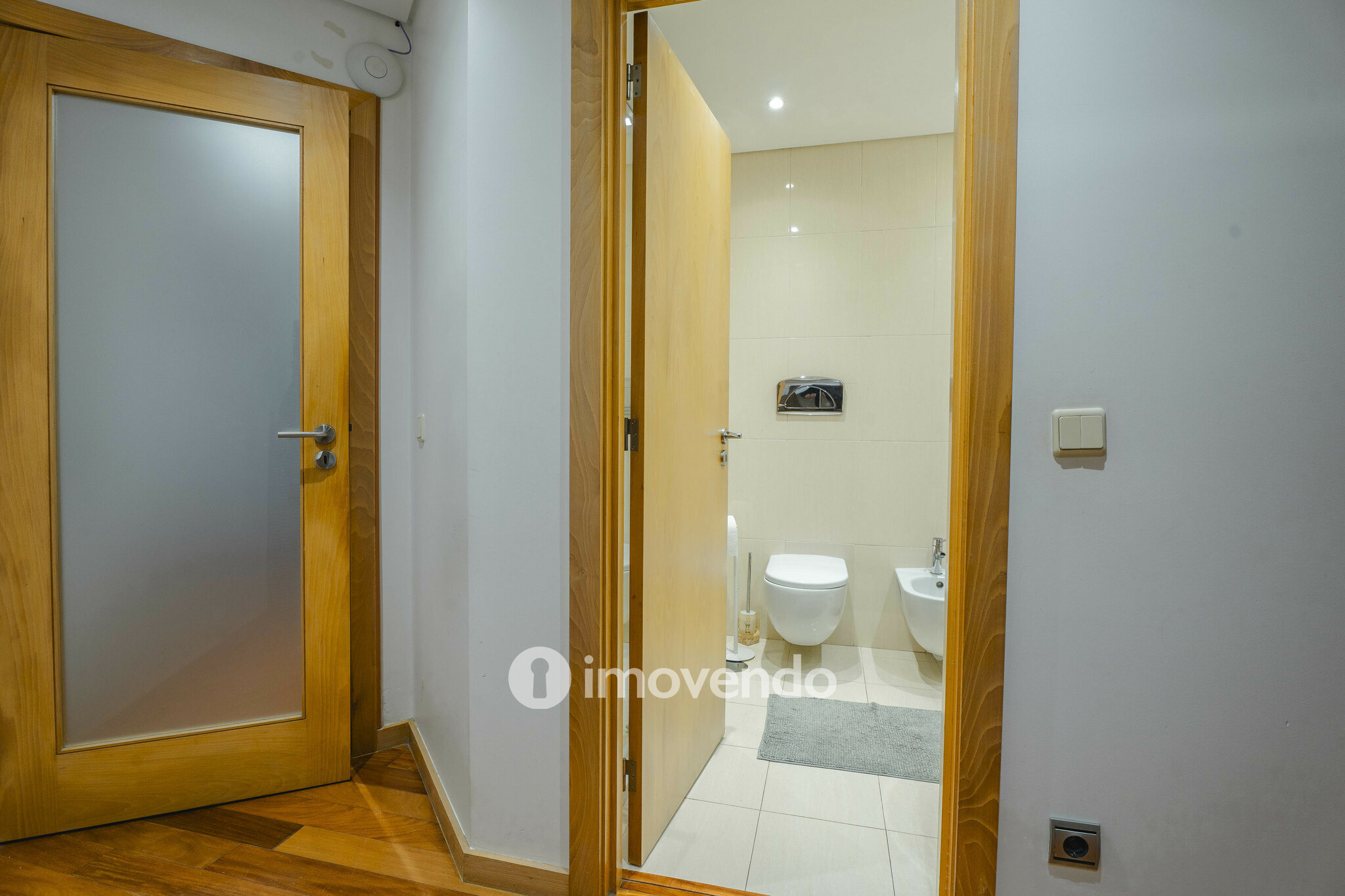 Apartamento T3 com estacionamento, a 100m da praia, na Lavra