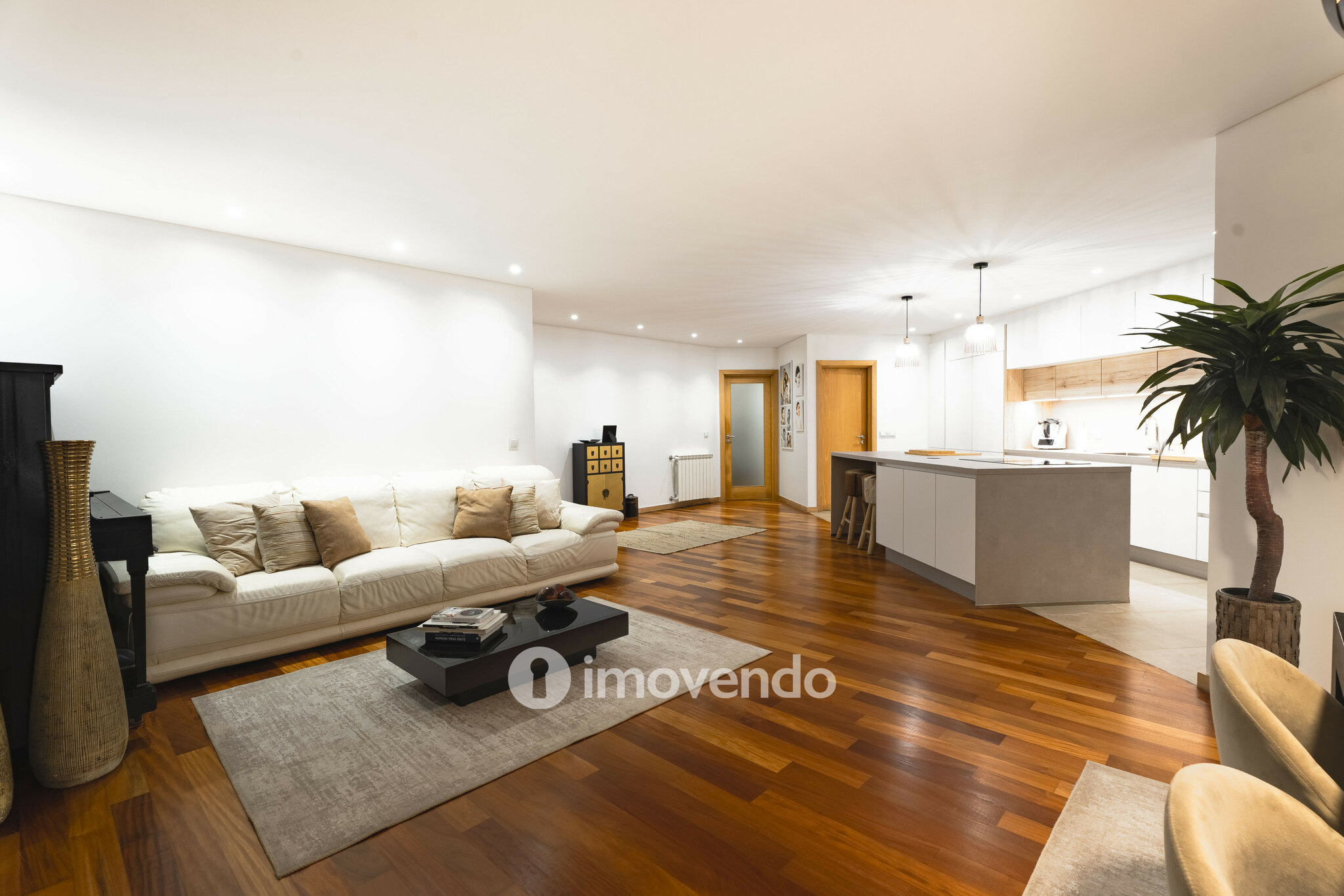 Apartamento T3 com estacionamento, a 100m da praia, na Lavra