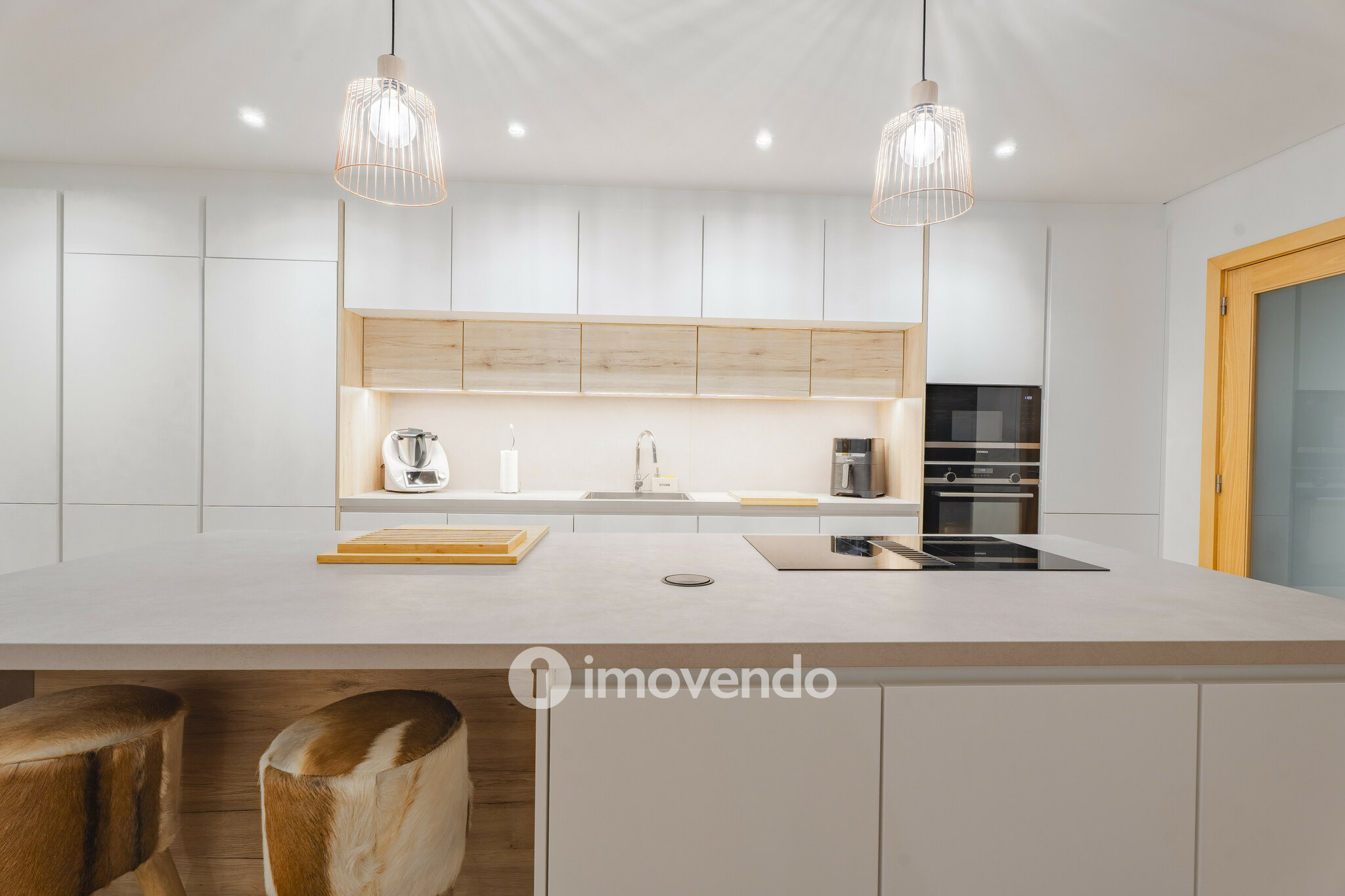 Apartamento T3 com estacionamento, a 100m da praia, na Lavra