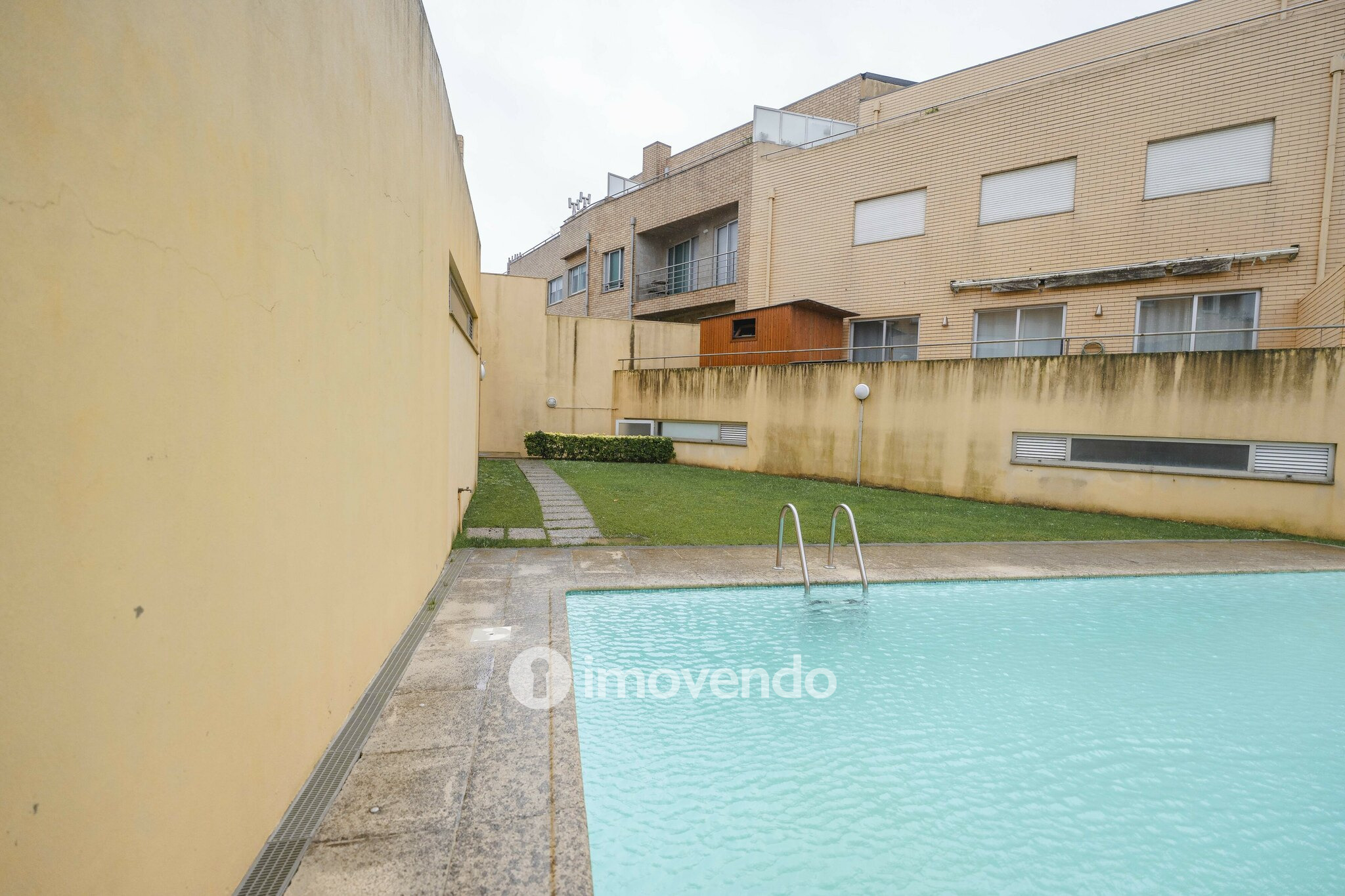 Apartamento T3 com estacionamento, a 100m da praia, na Lavra