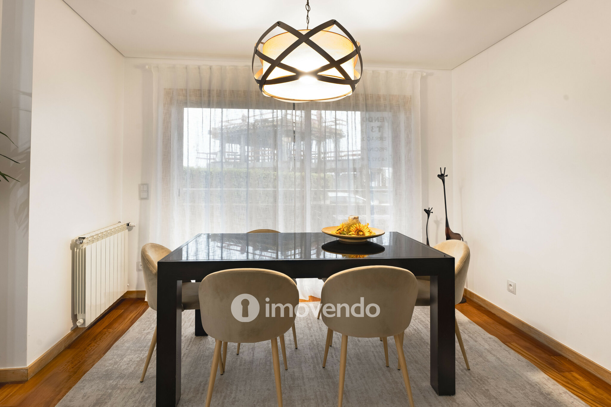 Apartamento T3 com estacionamento, a 100m da praia, na Lavra