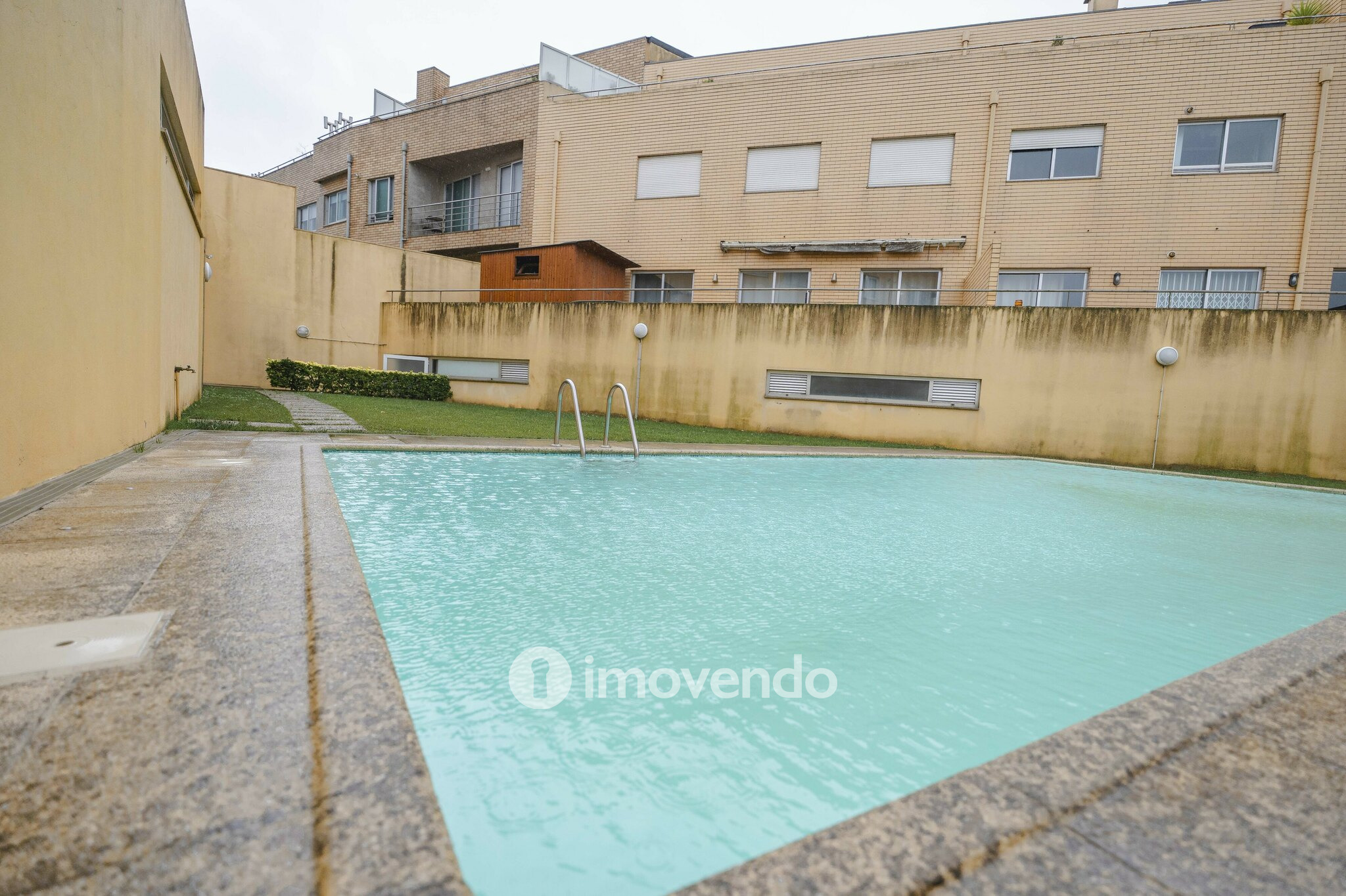 Apartamento T3 com estacionamento, a 100m da praia, na Lavra