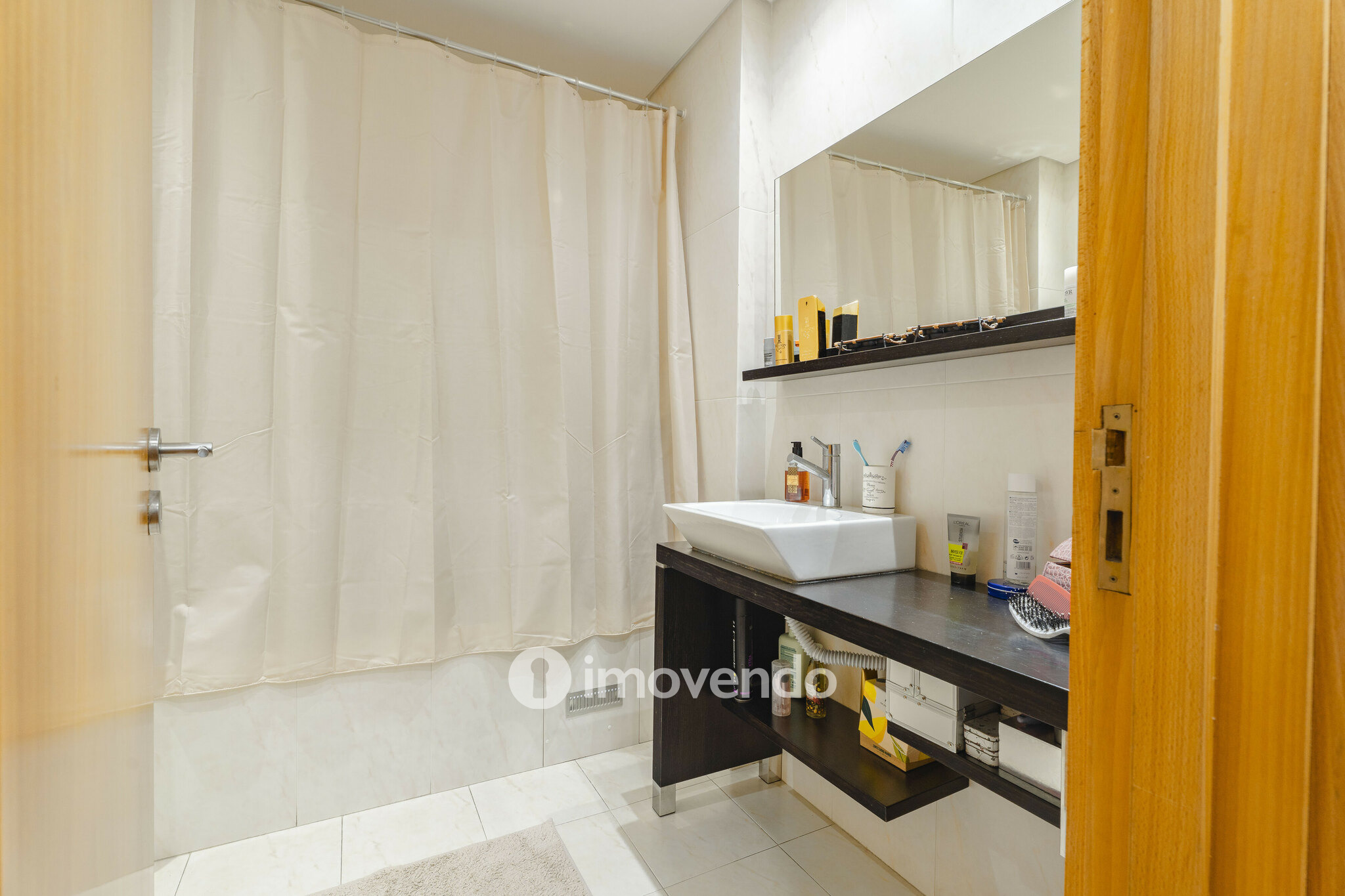 Apartamento T3 com estacionamento, a 100m da praia, na Lavra