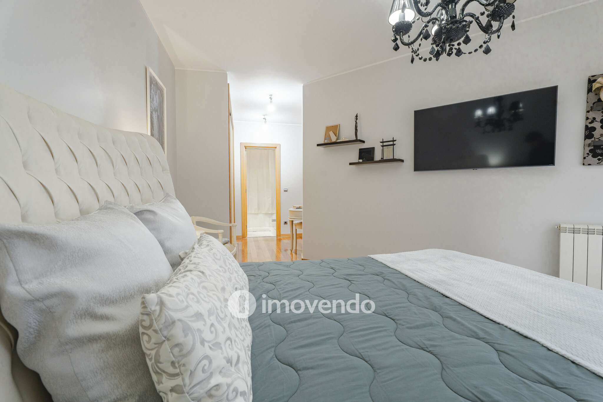 Apartamento T3 com estacionamento, a 100m da praia, na Lavra