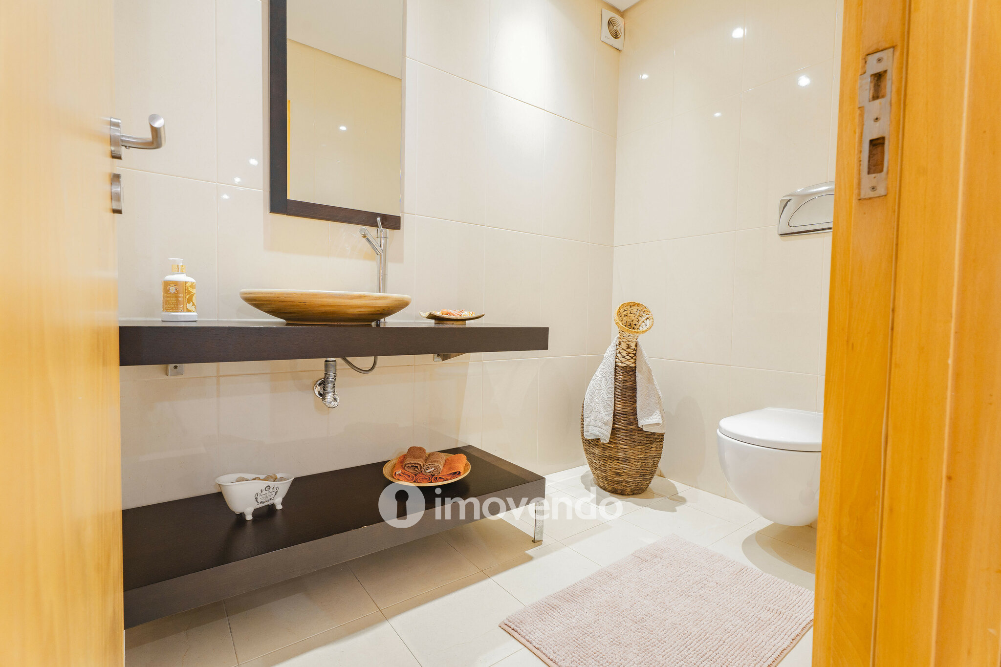 Apartamento T3 com estacionamento, a 100m da praia, na Lavra