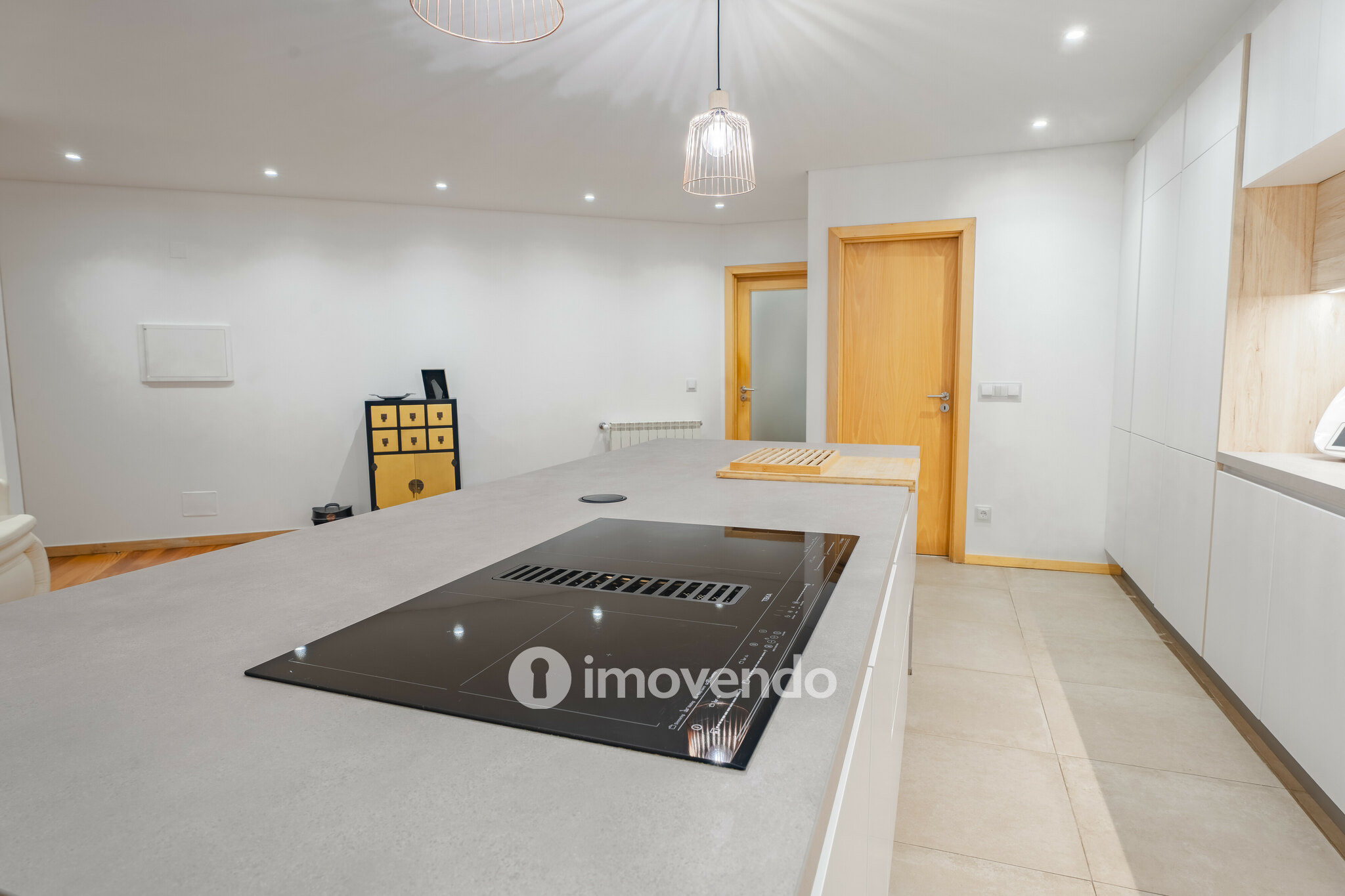 Apartamento T3 com estacionamento, a 100m da praia, na Lavra