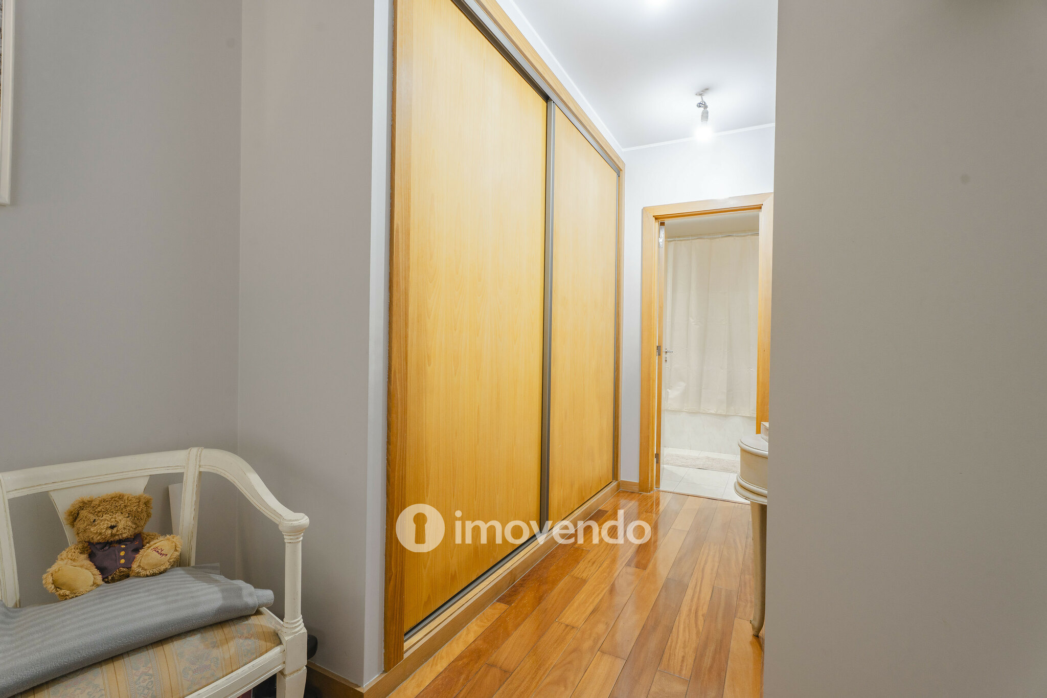 Apartamento T3 com estacionamento, a 100m da praia, na Lavra