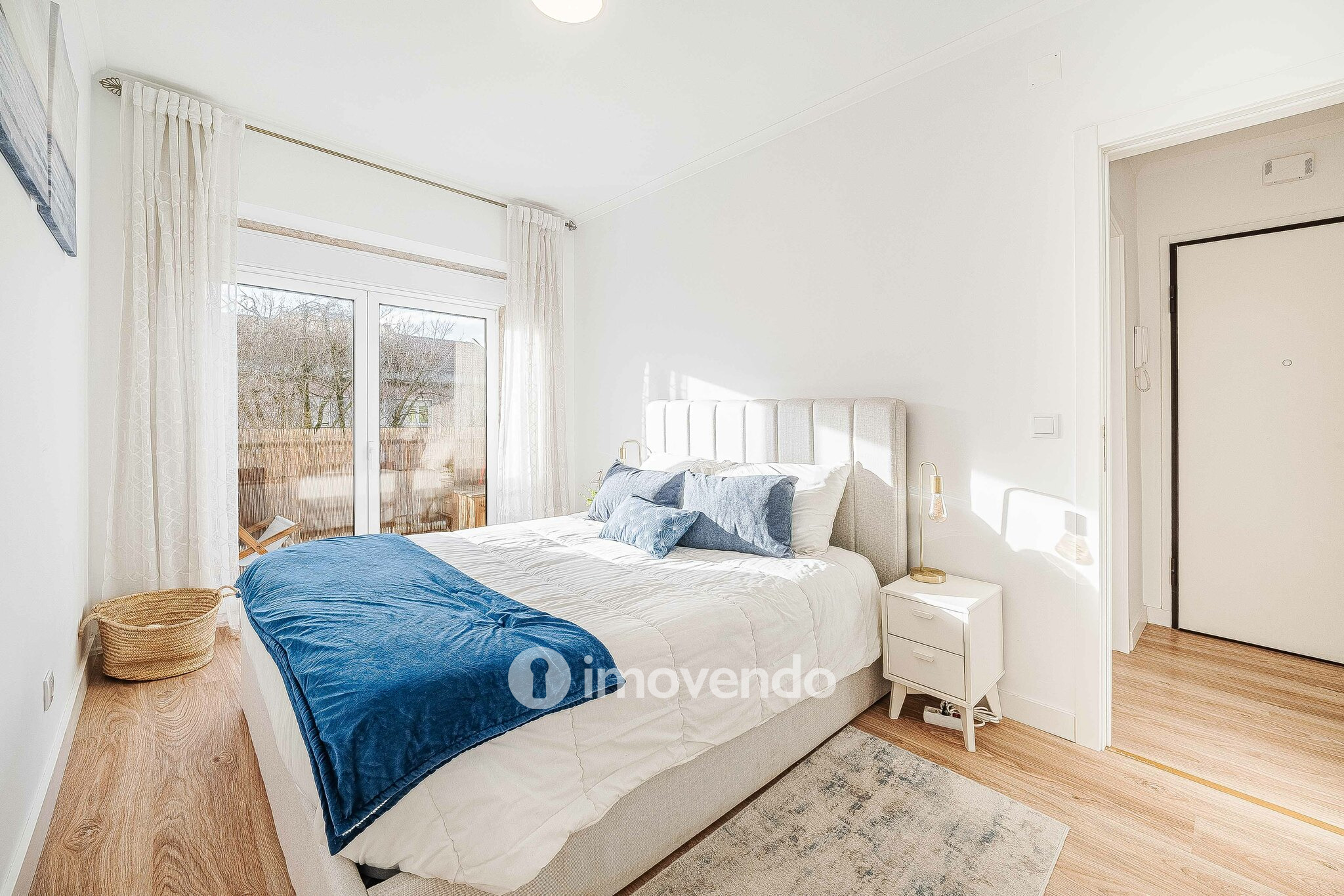 Apartamento T2 totalmente renovado, com cozinha equipada, na Amadora