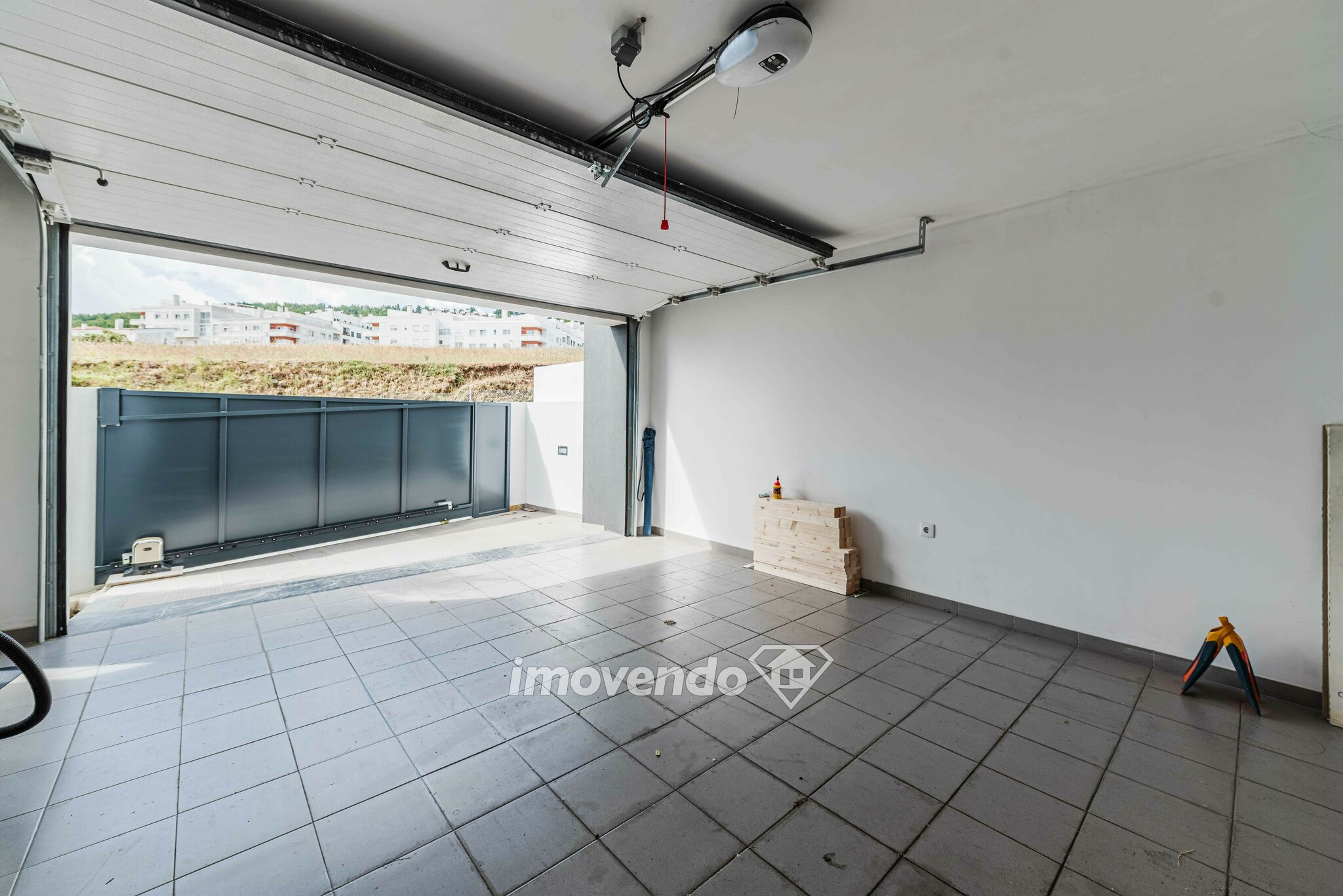 Moradia moderna T3, com garagem e piscina, em Loures