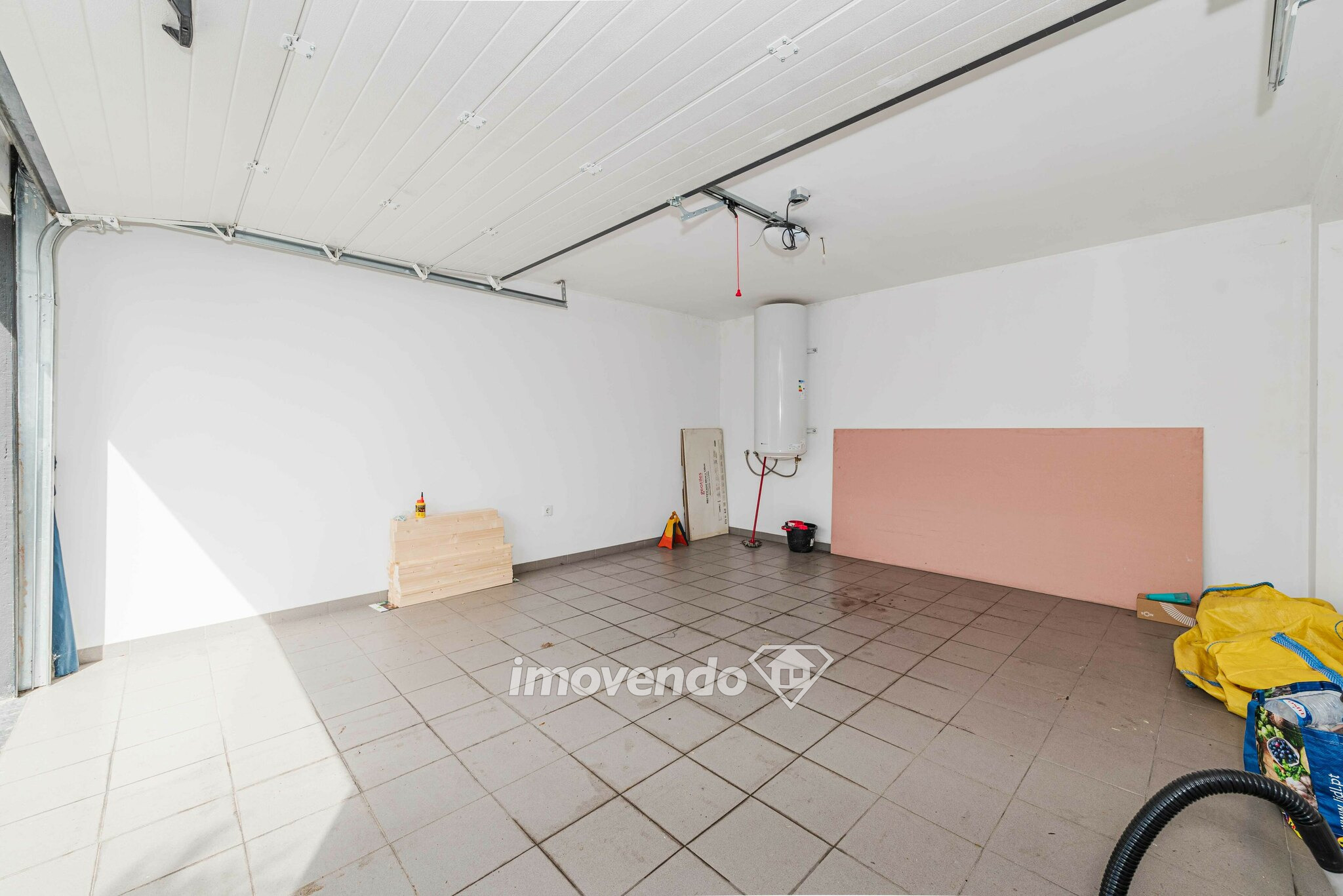 Moradia moderna T3, com garagem e piscina, em Loures