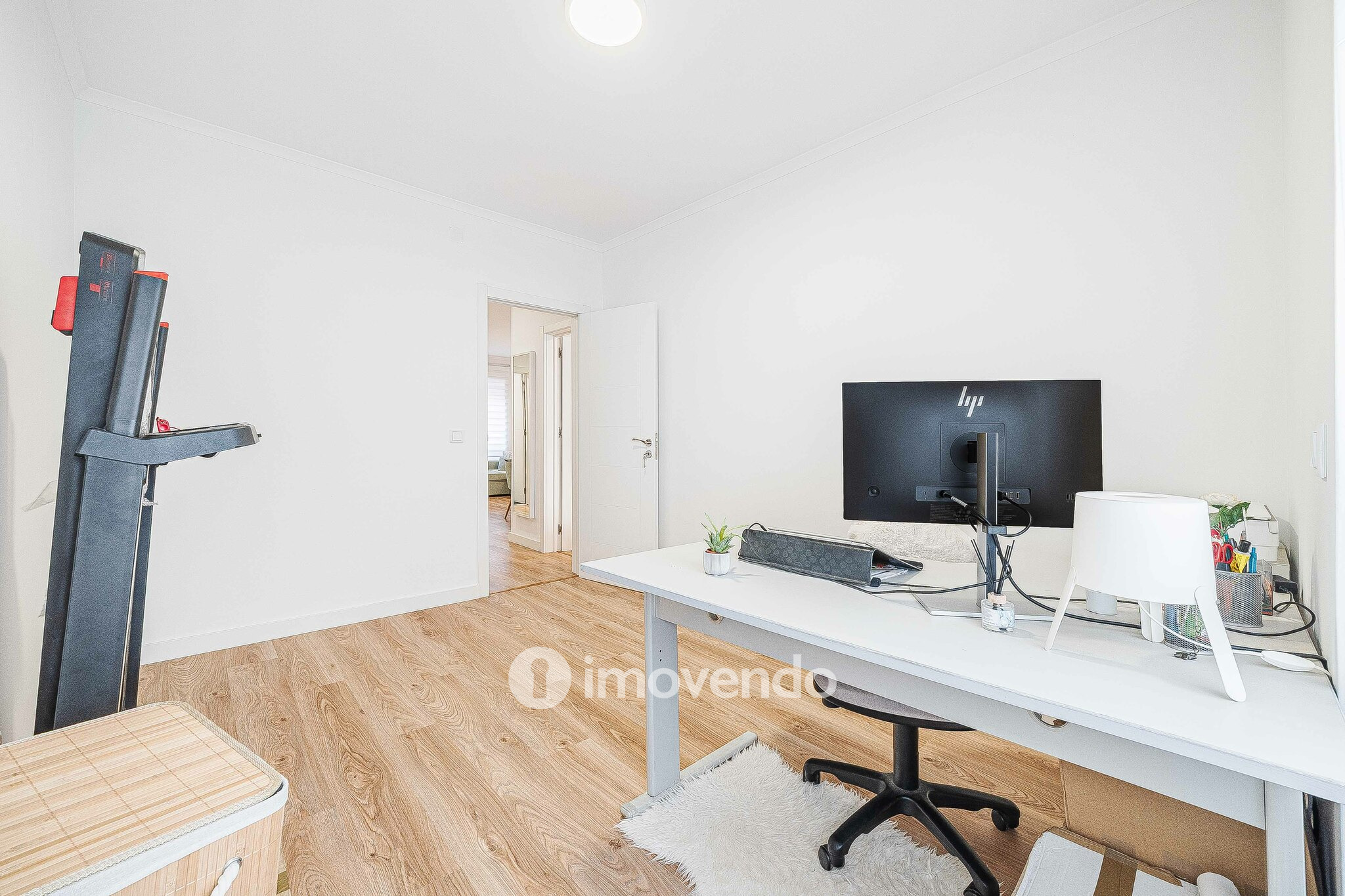 Apartamento T2 totalmente renovado, com cozinha equipada, na Amadora