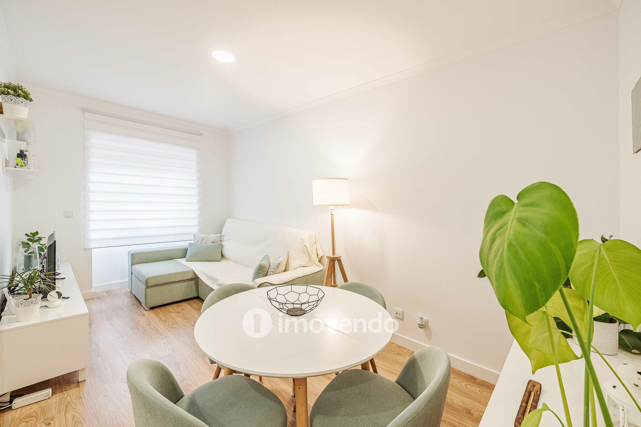 Apartamento T2 totalmente renovado, com cozinha equipada, na Amadora